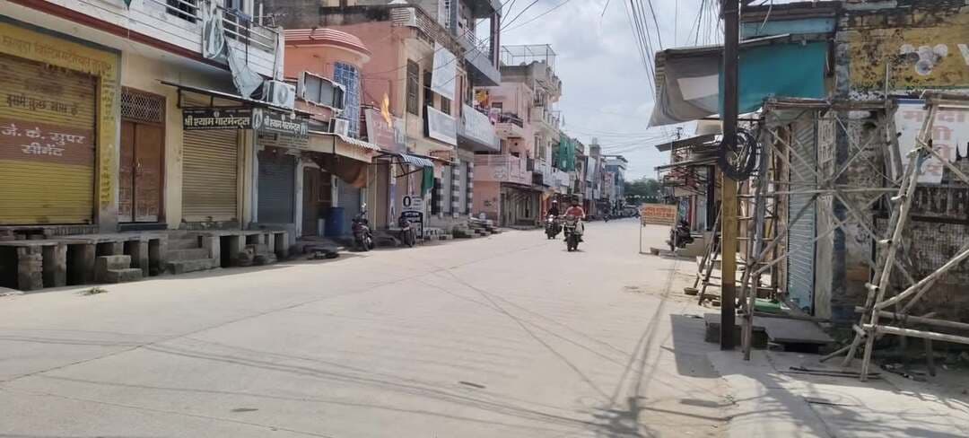 व्यापारी पर अपहरण केस के विरोध में बाजार बंद, खैरथल के बाजारों की विभिन्न यूनियनों ने पुलिस के खिलाफ लिया फैसला
खैरथल | पुलिस प्रशासन की कार्रवाई के विरोध में शहर के व्यापारियों में आक्रोश बढ़ता जा रहा है। रोघा परिवार, डाटा परिवार एवं उनके समर्थकों के खिलाफ अपहरण के कथित झूठे मामले दर्ज किए जाने और व्यापारियों पर नाजायज दबाव बनाने के आरोपों को लेकर शहर के व्यापारिक संगठनों के प्रतिनिधियों एवं पदाधिकारियों ने बैठक की। जिसमें सर्वसम्मति से आज 19 सितंबर से 21 सितंबर तक बाजार बंद रखने का निर्णय लिया गया। इस दौरान आज खैरथल बाजार बंद रहेगा। व्यापारियों ने पुलिस प्रशासन की कार्यशैली को लेकर नाराजगी जताई। व्यापारियों का कहना था कि संबंधित मामलों में व्यापारियों एवं अन्य लोगों पर दबाव बनाया जा रहा है, जिसे स्वीकार नहीं किया जाएगा। व्यापारियों ने कहा कि वे अपने विरोध को शांतिपूर्ण तरीके से दर्ज कराते हुए बाजार को अनिश्चितकाल के लिए बंद रखा। इनमें फल एवं सब्जी यूनियन, किराना यूनियन, जनरल इलेक्ट्रिक, मोबाइल, रेडीमेड, चूड़ी मार्केट, फुटवियर और मशीनरी यूनियन सहित अन्य व्यापारिक संगठन शामिल रहे।