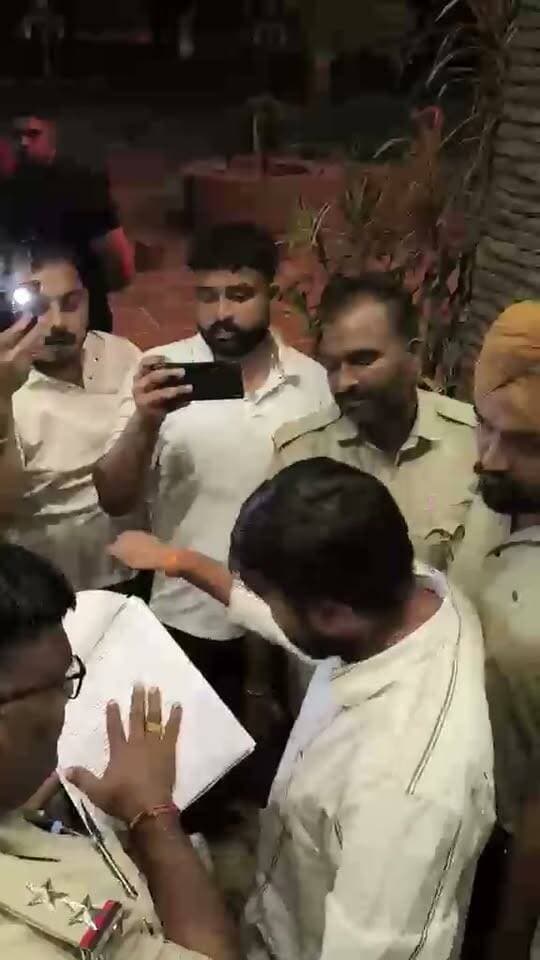 सरकार से लड़ने के लिए यह ताकत चाहिए
संगरिया विधायक अभिमन्यु पूनिया ने लाइन खींच दी है। सरकारी तानाशाही से लड़ना है तो विपक्ष को ट्विटर से बाहर भी आना पड़ेगा। फिक्सिंग के खेल कब तक चलेंगे?