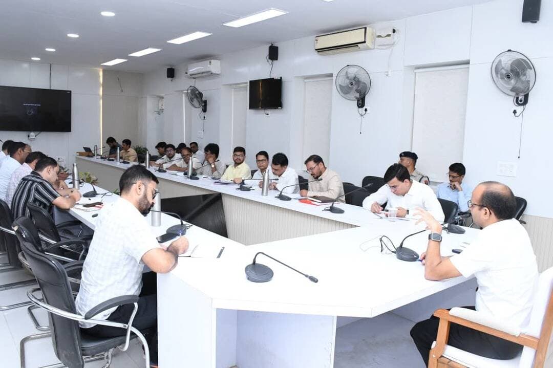 जिले भर में नशा मुक्ति भारत अभियान के प्रभावी क्रियान्वयन के निर्देश।
दैनिक वीरधरा राजस्थान। श्री श्रद्धा ओम त्रिवेदी।
सवाई माधोपुर। राष्ट्रीय नशा मुक्त भारत अभियान के छह वर्ष पूर्ण होने के उपलक्ष्य में सितम्बर माह में आयोजित होने वाली गतिविधियों की तैयारियों को लेकर शुक्रवार को जिला कलक्टर काना राम की अध्यक्षता में बैठक आयोजित हुई। जिला कलक्टर ने संबंधित विभागों को निर्धारित गतिविधियों की समयबद्ध तैयारी पूर्ण कर अधिकाधिक जनभागीदारी सुनिश्चित करने के निर्देश दिए।
अभियान के संचालन के लिए जिला एवं ब्लॉक स्तर पर संबंधित अधिकारियों को समन्वय की जिम्मेदारी दी गई है। जिला स्तर पर मुख्य कार्यकारी अधिकारी मोहित कासनिया एवं ब्लॉक स्तर पर संबंधित विकास अधिकारी नोडल अधिकारी होंगे। जिला कलक्टर ने आयोजित गतिविधियों की जियो-टैगिंग सहित निर्धारित पोर्टल पर ऑनलाइन रिपोर्टिंग फोटोग्राफ एवं आवश्यक विवरण के साथ समय पर अपलोड करने के निर्देश दिए।
जिला कलक्टर ने कहा कि नशे के दुष्प्रभावों के प्रति जागरूकता एवं नशा मुक्त समाज के निर्माण के लिए शैक्षणिक संस्थानों, स्वयंसेवी संगठनों, युवा एवं महिला समूहों सहित आमजन की सक्रिय सहभागिता आवश्यक है। उन्होंने विद्यालयों, महाविद्यालयों, राजकीय कार्यालयों एवं ग्राम पंचायत स्तर पर जागरूकता कार्यक्रम आयोजित करने तथा पंचायती राज संस्थाओं, स्वयं सहायता समूहों, युवा क्लबों, आशा एवं आंगनवाड़ी कार्यकर्ताओं और स्वयंसेवी संस्थाओं को अभियान से जोड़ने के निर्देश दिए।