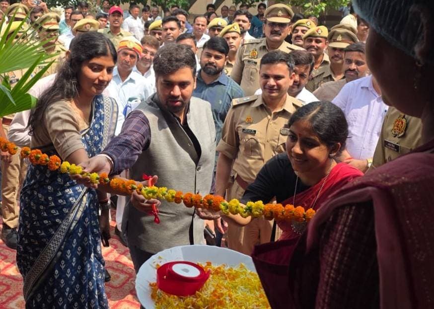 प्रेरणा कैन्टीन का डीएम और एसपी ने किया शुभारम्भ, स्वयं सहायता समूह की महिलाओं को मिलेगा रोजगार
सण्डीला। तहसील परिसर सण्डीला में शनिवार को जिलाधिकारी अनुनय झा एवं पुलिस अधीक्षक अशोक कुमार मीणा ने उत्तर प्रदेश राज्य ग्रामीण आजीविका मिशन के अंतर्गत स्थापित अधुना मॉडल प्रेरणा कैन्टीन का उद्घाटन किया।
यह प्रेरणा कैन्टीन ग्राम पंचायत छनोइया मलेहरा, विकास खंड सण्डीला के स्वयं सहायता समूह से जुड़ी महिलाओं द्वारा संचालित की जाएगी। तहसील परिसर में आने वाले लोगों को यहां चाय, नाश्ता, जलपान के साथ शुद्ध भोजन उपलब्ध कराया जाएगा।
कैन्टीन के संचालन के लिए मिशन की ओर से दो लाख रुपये की सहायता प्रदान की जा रही है। इसके संचालन के लिए 10 सदस्यीय एओपी का गठन किया गया है। अधिकारियों के अनुसार, परियोजना से जुड़े स्वयं सहायता समूह के सदस्यों की आय में वृद्धि होने के साथ उनके जीवन स्तर में भी सुधार होने की उम्मीद है।
कार्यक्रम के दौरान योजना की टैगलाइन ‘समूह से समृद्धि की ओर’ की भावना को धरातल पर साकार करने पर जोर दिया गया।
इस अवसर पर एसडीएम सण्डीला सुश्री नारायणी भाटिया (आईएएस), खंड विकास अधिकारी बेंहदर सुश्री संस्कृति त्रिवेदी (आईएएस), उपायुक्त स्वतः रोजगार निशांत राय, सीओ सण्डीला श्लोक गौतम, खंड विकास अधिकारी सण्डीला सुश्री गौरी राठौर सहित अन्य अधिकारी एवं कर्मचारी मौजूद रहे।