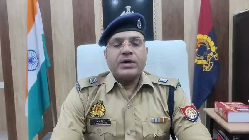 पति-पत्नी के विवाद में दोनों पर मारपीट का आरोप, पत्नी की नाक में चोट; पति के गुप्तांग पर चोट लगने की पुलिस ने दी जानकारी
सांडी। सांडी कस्बे के मोहल्ला मुंशीगंज में पति-पत्नी के बीच हुए विवाद के मामले में पुलिस ने दोनों पक्षों के बीच मारपीट और एक-दूसरे पर चोट पहुंचाने की बात कही है। पुलिस के अनुसार, विवाद के दौरान पति के गुप्तांग पर पत्नी ने चोट पहुंचाई, जबकि इसके बाद पति ने पत्नी के साथ मारपीट की और उसकी नाक में दांत से काटकर चोट पहुंचाई। घायल महिला का उपचार जिला अस्पताल हरदोई में चल रहा है।
पुलिस के अनुसार, मुंशीगंज निवासी दीपक पुत्र चुन्नीलाल की शादी करीब 10 वर्ष पूर्व हुई थी। पारिवारिक विवाद के चलते करीब छह माह पहले उसकी पत्नी मायके चली गई थी। पुलिस को प्राप्त जानकारी के मुताबिक, इसके बाद महिला कुछ समय तक अपने चचेरे देवर के साथ रही।
पुलिस के अनुसार, 17 सितंबर 2026 को महिला अचानक अपनी ससुराल पहुंची और घर में प्रवेश कर गई। इसके बाद पति-पत्नी के बीच आरोप-प्रत्यारोप को लेकर विवाद शुरू हो गया। देखते ही देखते दोनों के बीच गाली-गलौज और मारपीट हो गई।
पुलिस का कहना है कि विवाद के दौरान दीपक के गुप्तांग पर उसकी पत्नी ने चोट पहुंचाई, जिससे उसे हल्की चोट आई। इसके बाद दीपक ने पत्नी के साथ मारपीट की और उसकी नाक में दांत से काट लिया, जिससे वह घायल हो गई। महिला का जिला अस्पताल हरदोई में उपचार चल रहा है।
अभियोग पंजीकृत कर कार्रवाई शुरू
पुलिस के मुताबिक, शिकायतकर्ता की ओर से प्राप्त तहरीर के आधार पर संबंधित धाराओं में अभियोग पंजीकृत कर आवश्यक वैधानिक कार्रवाई की जा रही है। मामले की जांच के आधार पर आगे की कार्रवाई की जाएगी।
इस संबंध में अपर पुलिस अधीक्षक पूर्वी हरदोई सुबोध गौतम ने पुलिस की ओर से घटनाक्रम की जानकारी दी है।