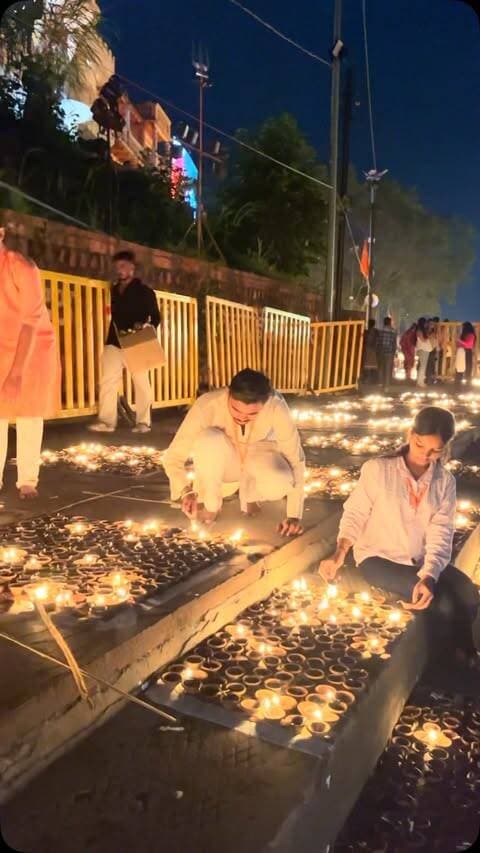 सेवा संकल्प यात्रा से लेकर उज्जैन के भव्य दीपोत्सव तक! 🪔✨
प्रधानमंत्री नरेंद्र मोदी जी के जन्मदिन 17 सितंबर पर उज्जैन में आस्था, सेवा और संस्कृति का अद्भुत संगम देखने को मिला। 🚩
रामघाट पर लाखों दीपों की रोशनी से बाबा महाकाल की नगरी जगमगा उठी। इस भव्य आयोजन में मुख्यमंत्री डॉ. मोहन यादव जी सहित कई प्रमुख नेता मौजूद रहे।
यह आयोजन सेवा, संकल्प और सनातन संस्कृति के प्रति समर्पण का प्रतीक बना। 🙏🇮🇳
📍 उज्जैन, मध्य प्रदेश
#SevaSankalpYatra #Ujjain #PMModiBirthday #Deepotsav #MadhyaPradesh
