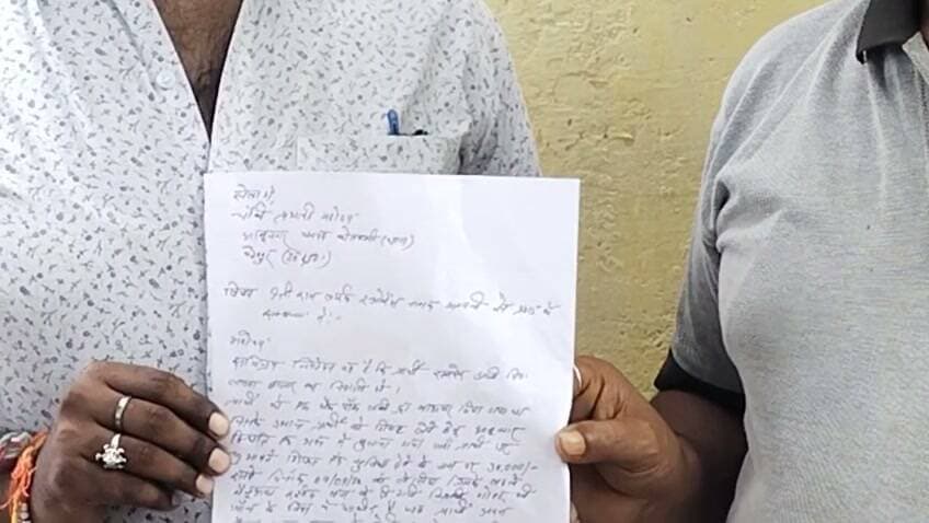 कूपन के नाम पर ₹25 हजार की कथित ठगी का आरोप, फर्जी फाइनेंस कार्यालय पर कार्रवाई की मांग
पीड़ित की तहरीर पर पुलिस जांच में जुटी, कई अन्य लोगों के भी सामने आने का दावा
कोतवाली पुलिस बोली—शिकायत की जांच के बाद दर्ज होगी विधिक कार्रवाई
✒️ रिपोर्ट : अजय श्रीवास्तव
उत्तरप्रदेश । फतेहपुर शहर में कूपन के नाम पर कथित ठगी का एक मामला सामने आया है। शहर कोतवाली क्षेत्र निवासी एक युवक ने आरोप लगाया है कि पेट्रोल पंप पर मिले कूपन के आधार पर उसे फोन कर पुरस्कार निकलने की बात कहकर एक स्थान पर बुलाया गया, जहां खुद को फाइनेंस कंपनी का कर्मचारी और शाखा प्रबंधक बताने वाले लोगों ने कथित रूप से दबाव बनाकर उससे ₹25,000 ऑनलाइन स्कैन करवा लिए। पीड़ित ने पूरे मामले की लिखित शिकायत पुलिस को देकर संबंधित लोगों के खिलाफ कड़ी कार्रवाई की मांग की है।
प्राप्त जानकारी के अनुसार, कलेक्टरगंज निवासी अनुराग तिवारी पुत्र संतोष तिवारी ने पुलिस को दिए शिकायती पत्र में बताया कि पेट्रोल पंप पर उसका मोबाइल नंबर लेकर कूपन दिया गया था। कुछ समय बाद फोन कर बताया गया कि उसका कूपन खुल गया है और उसे पुरस्कार प्राप्त करने के लिए शाखा कार्यालय बुलाया गया। आरोप है कि वहां पहुंचने पर एक कमरे में बैठाकर खुद को शाखा प्रबंधक बताने वाली महिला एवं अन्य लोगों ने विभिन्न बहानों से उस पर दबाव बनाया और उसकी इच्छा के विरुद्ध ₹25,000 ऑनलाइन स्कैन करा लिए।
पीड़ित का आरोप है कि बाद में उसे एहसास हुआ कि उसे कथित तौर पर फर्जी तरीके से बुलाकर धनराशि जमा कराई गई। उसने यह भी दावा किया कि उसके जैसे कई अन्य लोग भी इस प्रकार की कथित ठगी का शिकार हो चुके हो सकते हैं। हालांकि इन दावों की स्वतंत्र पुष्टि अभी नहीं हो सकी है और इनकी सत्यता पुलिस जांच के बाद ही स्पष्ट होगी।
घटना की जानकारी सामने आने के बाद कथित फर्जी कार्यालय के संबंध में अन्य लोगों द्वारा भी शिकायतें किए जाने की चर्चा है। हालांकि पुलिस ने इस संबंध में आधिकारिक रूप से केवल यह कहा है कि प्राप्त शिकायतों की गंभीरता से जांच की जा रही है।
कोतवाली प्रभारी निरीक्षक हेमंत कुमार मिश्रा ने बताया कि शिकायत पत्र प्राप्त हुआ है। मामले में संबंधित व्यक्तियों से पूछताछ की जा रही है। जांच में यदि आरोप प्रथम दृष्टया सही पाए जाते हैं तो तहरीर के आधार पर मुकदमा दर्ज कर विधिक कार्रवाई की जाएगी।
विशेषज्ञों का मानना है कि आजकल पुरस्कार, कूपन,लॉटरी,कैशबैक और निवेश के नाम पर होने वाली साइबर एवं वित्तीय धोखाधड़ी के मामलों में लोगों को विशेष सतर्क रहने की आवश्यकता है।किसी भी संस्था को धनराशि भेजने से पहले उसकी वैधता,कार्यालय और आधिकारिक पहचान की पूरी तरह जांच करना आवश्यक है।
पुलिस का कहना है कि मामले की निष्पक्ष जांच कर उपलब्ध साक्ष्यों,डिजिटल लेन-देन और अन्य तकनीकी तथ्यों के आधार पर आगे की कार्रवाई की जाएगी।जांच पूरी होने के बाद ही आरोपों की वास्तविक स्थिति स्पष्ट हो सकेगी।
अपील:- किसी भी कूपन,पुरस्कार, लॉटरी,निवेश योजना या फोन कॉल के झांसे में आकर बिना सत्यापन के किसी भी व्यक्ति या संस्था को ऑनलाइन भुगतान न करें।भुगतान करने से पहले संबंधित कंपनी की आधिकारिक वेबसाइट,कार्यालय और अधिकृत प्रतिनिधि की पहचान अवश्य जांच लें।यदि आपके साथ किसी प्रकार की वित्तीय धोखाधड़ी होती है तो तत्काल स्थानीय पुलिस एवं साइबर हेल्पलाइन पर शिकायत दर्ज कराएं।प्रशासन से अपेक्षा है कि ऐसे मामलों की त्वरित एवं निष्पक्ष जांच कर दोषियों के विरुद्ध कठोर कार्रवाई सुनिश्चित की जाए,जिससे आम नागरिकों का विश्वास बना रहे।
👇👇
#NDNews #दैनिक_निष्पक्ष_धारा #Fatehpur #CyberFraud #FinancialFraud #FakeCoupon #UPPolice #FatehpurPolice #Kotwali #HemantKumarMishra #CyberCrime #OnlineFraud #ConsumerAwareness
👇👇
@dgpup
@RSSorg
@UPGovt
@wpl1090
@RSSgeet
@Uppolice
@MIB_India
@PMOIndia
@HMOIndia
@abmanglik
@VHPDigital
@igrangealld
@myogioffice
@InfoDeptUP
@dmfatehpur
@sdmsadarftp
@CMOfficeUP
@CMOUP_RC
@ChiefSecyUP
@ChiefSecyUP
@MahantYogiG
@FatehpurSdm
@fatehpurpolice
@BajrangDalOrg
@rashtrapatibhvn
@UPMahilaKalyan
@112UttarPradesh
@myogiadityanath
@CommissionerPrg
@ADGZonPrayagraj
@GoI_MeitY
👇👇
🟥 NDNEWS | दैनिक निष्पक्ष धारा
मुख्य संपादक/संस्थापक:राजन सिंह हाड़ा
सह-संपादक: शालिनी सिंह भदौरिया
📍 कार्यालय-3: U158,हीरा स्वीट्स के पास,विकास मार्ग,लक्ष्मी नगर,पूर्वी दिल्ली,पिन कोड–110092 (NCR)
📞 मोबाइल: 9696119696
👇👇
डिस्क्लेमर: यह समाचार शिकायतकर्ता द्वारा लगाए गए आरोपों,उपलब्ध जानकारी तथा पुलिस के प्रारंभिक बयान के आधार पर तैयार किया गया है।एनडी न्यूज़ आरोपों की स्वतंत्र पुष्टि नहीं करता।