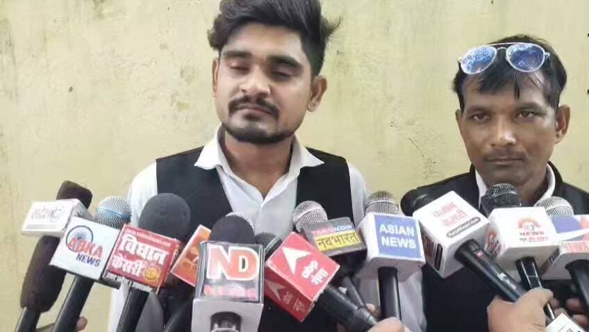 कूपन के नाम पर ₹25 हजार की कथित ठगी का आरोप, फर्जी फाइनेंस कार्यालय पर कार्रवाई की मांग
पीड़ित की तहरीर पर पुलिस जांच में जुटी, कई अन्य लोगों के भी सामने आने का दावा
कोतवाली पुलिस बोली—शिकायत की जांच के बाद दर्ज होगी विधिक कार्रवाई
✒️ रिपोर्ट : अजय श्रीवास्तव
उत्तरप्रदेश । फतेहपुर शहर में कूपन के नाम पर कथित ठगी का एक मामला सामने आया है। शहर कोतवाली क्षेत्र निवासी एक युवक ने आरोप लगाया है कि पेट्रोल पंप पर मिले कूपन के आधार पर उसे फोन कर पुरस्कार निकलने की बात कहकर एक स्थान पर बुलाया गया, जहां खुद को फाइनेंस कंपनी का कर्मचारी और शाखा प्रबंधक बताने वाले लोगों ने कथित रूप से दबाव बनाकर उससे ₹25,000 ऑनलाइन स्कैन करवा लिए। पीड़ित ने पूरे मामले की लिखित शिकायत पुलिस को देकर संबंधित लोगों के खिलाफ कड़ी कार्रवाई की मांग की है।
प्राप्त जानकारी के अनुसार, कलेक्टरगंज निवासी अनुराग तिवारी पुत्र संतोष तिवारी ने पुलिस को दिए शिकायती पत्र में बताया कि पेट्रोल पंप पर उसका मोबाइल नंबर लेकर कूपन दिया गया था। कुछ समय बाद फोन कर बताया गया कि उसका कूपन खुल गया है और उसे पुरस्कार प्राप्त करने के लिए शाखा कार्यालय बुलाया गया। आरोप है कि वहां पहुंचने पर एक कमरे में बैठाकर खुद को शाखा प्रबंधक बताने वाली महिला एवं अन्य लोगों ने विभिन्न बहानों से उस पर दबाव बनाया और उसकी इच्छा के विरुद्ध ₹25,000 ऑनलाइन स्कैन करा लिए।
पीड़ित का आरोप है कि बाद में उसे एहसास हुआ कि उसे कथित तौर पर फर्जी तरीके से बुलाकर धनराशि जमा कराई गई। उसने यह भी दावा किया कि उसके जैसे कई अन्य लोग भी इस प्रकार की कथित ठगी का शिकार हो चुके हो सकते हैं। हालांकि इन दावों की स्वतंत्र पुष्टि अभी नहीं हो सकी है और इनकी सत्यता पुलिस जांच के बाद ही स्पष्ट होगी।
घटना की जानकारी सामने आने के बाद कथित फर्जी कार्यालय के संबंध में अन्य लोगों द्वारा भी शिकायतें किए जाने की चर्चा है। हालांकि पुलिस ने इस संबंध में आधिकारिक रूप से केवल यह कहा है कि प्राप्त शिकायतों की गंभीरता से जांच की जा रही है।
कोतवाली प्रभारी निरीक्षक हेमंत कुमार मिश्रा ने बताया कि शिकायत पत्र प्राप्त हुआ है। मामले में संबंधित व्यक्तियों से पूछताछ की जा रही है। जांच में यदि आरोप प्रथम दृष्टया सही पाए जाते हैं तो तहरीर के आधार पर मुकदमा दर्ज कर विधिक कार्रवाई की जाएगी।
विशेषज्ञों का मानना है कि आजकल पुरस्कार, कूपन,लॉटरी,कैशबैक और निवेश के नाम पर होने वाली साइबर एवं वित्तीय धोखाधड़ी के मामलों में लोगों को विशेष सतर्क रहने की आवश्यकता है।किसी भी संस्था को धनराशि भेजने से पहले उसकी वैधता,कार्यालय और आधिकारिक पहचान की पूरी तरह जांच करना आवश्यक है।
पुलिस का कहना है कि मामले की निष्पक्ष जांच कर उपलब्ध साक्ष्यों,डिजिटल लेन-देन और अन्य तकनीकी तथ्यों के आधार पर आगे की कार्रवाई की जाएगी।जांच पूरी होने के बाद ही आरोपों की वास्तविक स्थिति स्पष्ट हो सकेगी।
अपील:- किसी भी कूपन,पुरस्कार, लॉटरी,निवेश योजना या फोन कॉल के झांसे में आकर बिना सत्यापन के किसी भी व्यक्ति या संस्था को ऑनलाइन भुगतान न करें।भुगतान करने से पहले संबंधित कंपनी की आधिकारिक वेबसाइट,कार्यालय और अधिकृत प्रतिनिधि की पहचान अवश्य जांच लें।यदि आपके साथ किसी प्रकार की वित्तीय धोखाधड़ी होती है तो तत्काल स्थानीय पुलिस एवं साइबर हेल्पलाइन पर शिकायत दर्ज कराएं।प्रशासन से अपेक्षा है कि ऐसे मामलों की त्वरित एवं निष्पक्ष जांच कर दोषियों के विरुद्ध कठोर कार्रवाई सुनिश्चित की जाए,जिससे आम नागरिकों का विश्वास बना रहे।
👇👇
#NDNews #दैनिक_निष्पक्ष_धारा #Fatehpur #CyberFraud #FinancialFraud #FakeCoupon #UPPolice #FatehpurPolice #Kotwali #HemantKumarMishra #CyberCrime #OnlineFraud #ConsumerAwareness
👇👇
@dgpup
@RSSorg
@UPGovt
@wpl1090
@RSSgeet
@Uppolice
@MIB_India
@PMOIndia
@HMOIndia
@abmanglik
@VHPDigital
@igrangealld
@myogioffice
@InfoDeptUP
@dmfatehpur
@sdmsadarftp
@CMOfficeUP
@CMOUP_RC
@ChiefSecyUP
@ChiefSecyUP
@MahantYogiG
@FatehpurSdm
@fatehpurpolice
@BajrangDalOrg
@rashtrapatibhvn
@UPMahilaKalyan
@112UttarPradesh
@myogiadityanath
@CommissionerPrg
@ADGZonPrayagraj
@GoI_MeitY
👇👇
🟥 NDNEWS | दैनिक निष्पक्ष धारा
मुख्य संपादक/संस्थापक:राजन सिंह हाड़ा
सह-संपादक: शालिनी सिंह भदौरिया
📍 कार्यालय-3: U158,हीरा स्वीट्स के पास,विकास मार्ग,लक्ष्मी नगर,पूर्वी दिल्ली,पिन कोड–110092 (NCR)
📞 मोबाइल: 9696119696
👇👇
डिस्क्लेमर: यह समाचार शिकायतकर्ता द्वारा लगाए गए आरोपों,उपलब्ध जानकारी तथा पुलिस के प्रारंभिक बयान के आधार पर तैयार किया गया है।एनडी न्यूज़ आरोपों की स्वतंत्र पुष्टि नहीं करता।