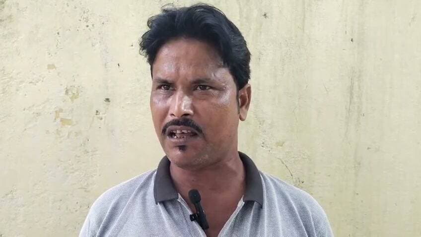 कूपन के नाम पर ₹25 हजार की कथित ठगी का आरोप, फर्जी फाइनेंस कार्यालय पर कार्रवाई की मांग
पीड़ित की तहरीर पर पुलिस जांच में जुटी, कई अन्य लोगों के भी सामने आने का दावा
कोतवाली पुलिस बोली—शिकायत की जांच के बाद दर्ज होगी विधिक कार्रवाई
✒️ रिपोर्ट : अजय श्रीवास्तव
उत्तरप्रदेश । फतेहपुर शहर में कूपन के नाम पर कथित ठगी का एक मामला सामने आया है। शहर कोतवाली क्षेत्र निवासी एक युवक ने आरोप लगाया है कि पेट्रोल पंप पर मिले कूपन के आधार पर उसे फोन कर पुरस्कार निकलने की बात कहकर एक स्थान पर बुलाया गया, जहां खुद को फाइनेंस कंपनी का कर्मचारी और शाखा प्रबंधक बताने वाले लोगों ने कथित रूप से दबाव बनाकर उससे ₹25,000 ऑनलाइन स्कैन करवा लिए। पीड़ित ने पूरे मामले की लिखित शिकायत पुलिस को देकर संबंधित लोगों के खिलाफ कड़ी कार्रवाई की मांग की है।
प्राप्त जानकारी के अनुसार, कलेक्टरगंज निवासी अनुराग तिवारी पुत्र संतोष तिवारी ने पुलिस को दिए शिकायती पत्र में बताया कि पेट्रोल पंप पर उसका मोबाइल नंबर लेकर कूपन दिया गया था। कुछ समय बाद फोन कर बताया गया कि उसका कूपन खुल गया है और उसे पुरस्कार प्राप्त करने के लिए शाखा कार्यालय बुलाया गया। आरोप है कि वहां पहुंचने पर एक कमरे में बैठाकर खुद को शाखा प्रबंधक बताने वाली महिला एवं अन्य लोगों ने विभिन्न बहानों से उस पर दबाव बनाया और उसकी इच्छा के विरुद्ध ₹25,000 ऑनलाइन स्कैन करा लिए।
पीड़ित का आरोप है कि बाद में उसे एहसास हुआ कि उसे कथित तौर पर फर्जी तरीके से बुलाकर धनराशि जमा कराई गई। उसने यह भी दावा किया कि उसके जैसे कई अन्य लोग भी इस प्रकार की कथित ठगी का शिकार हो चुके हो सकते हैं। हालांकि इन दावों की स्वतंत्र पुष्टि अभी नहीं हो सकी है और इनकी सत्यता पुलिस जांच के बाद ही स्पष्ट होगी।
घटना की जानकारी सामने आने के बाद कथित फर्जी कार्यालय के संबंध में अन्य लोगों द्वारा भी शिकायतें किए जाने की चर्चा है। हालांकि पुलिस ने इस संबंध में आधिकारिक रूप से केवल यह कहा है कि प्राप्त शिकायतों की गंभीरता से जांच की जा रही है।
कोतवाली प्रभारी निरीक्षक हेमंत कुमार मिश्रा ने बताया कि शिकायत पत्र प्राप्त हुआ है। मामले में संबंधित व्यक्तियों से पूछताछ की जा रही है। जांच में यदि आरोप प्रथम दृष्टया सही पाए जाते हैं तो तहरीर के आधार पर मुकदमा दर्ज कर विधिक कार्रवाई की जाएगी।
विशेषज्ञों का मानना है कि आजकल पुरस्कार, कूपन,लॉटरी,कैशबैक और निवेश के नाम पर होने वाली साइबर एवं वित्तीय धोखाधड़ी के मामलों में लोगों को विशेष सतर्क रहने की आवश्यकता है।किसी भी संस्था को धनराशि भेजने से पहले उसकी वैधता,कार्यालय और आधिकारिक पहचान की पूरी तरह जांच करना आवश्यक है।
पुलिस का कहना है कि मामले की निष्पक्ष जांच कर उपलब्ध साक्ष्यों,डिजिटल लेन-देन और अन्य तकनीकी तथ्यों के आधार पर आगे की कार्रवाई की जाएगी।जांच पूरी होने के बाद ही आरोपों की वास्तविक स्थिति स्पष्ट हो सकेगी।
अपील:- किसी भी कूपन,पुरस्कार, लॉटरी,निवेश योजना या फोन कॉल के झांसे में आकर बिना सत्यापन के किसी भी व्यक्ति या संस्था को ऑनलाइन भुगतान न करें।भुगतान करने से पहले संबंधित कंपनी की आधिकारिक वेबसाइट,कार्यालय और अधिकृत प्रतिनिधि की पहचान अवश्य जांच लें।यदि आपके साथ किसी प्रकार की वित्तीय धोखाधड़ी होती है तो तत्काल स्थानीय पुलिस एवं साइबर हेल्पलाइन पर शिकायत दर्ज कराएं।प्रशासन से अपेक्षा है कि ऐसे मामलों की त्वरित एवं निष्पक्ष जांच कर दोषियों के विरुद्ध कठोर कार्रवाई सुनिश्चित की जाए,जिससे आम नागरिकों का विश्वास बना रहे।
👇👇
#NDNews #दैनिक_निष्पक्ष_धारा #Fatehpur #CyberFraud #FinancialFraud #FakeCoupon #UPPolice #FatehpurPolice #Kotwali #HemantKumarMishra #CyberCrime #OnlineFraud #ConsumerAwareness
👇👇
@dgpup
@RSSorg
@UPGovt
@wpl1090
@RSSgeet
@Uppolice
@MIB_India
@PMOIndia
@HMOIndia
@abmanglik
@VHPDigital
@igrangealld
@myogioffice
@InfoDeptUP
@dmfatehpur
@sdmsadarftp
@CMOfficeUP
@CMOUP_RC
@ChiefSecyUP
@ChiefSecyUP
@MahantYogiG
@FatehpurSdm
@fatehpurpolice
@BajrangDalOrg
@rashtrapatibhvn
@UPMahilaKalyan
@112UttarPradesh
@myogiadityanath
@CommissionerPrg
@ADGZonPrayagraj
@GoI_MeitY
👇👇
🟥 NDNEWS | दैनिक निष्पक्ष धारा
मुख्य संपादक/संस्थापक:राजन सिंह हाड़ा
सह-संपादक: शालिनी सिंह भदौरिया
📍 कार्यालय-3: U158,हीरा स्वीट्स के पास,विकास मार्ग,लक्ष्मी नगर,पूर्वी दिल्ली,पिन कोड–110092 (NCR)
📞 मोबाइल: 9696119696
👇👇
डिस्क्लेमर: यह समाचार शिकायतकर्ता द्वारा लगाए गए आरोपों,उपलब्ध जानकारी तथा पुलिस के प्रारंभिक बयान के आधार पर तैयार किया गया है।एनडी न्यूज़ आरोपों की स्वतंत्र पुष्टि नहीं करता।