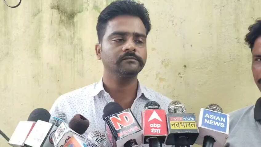 कूपन के नाम पर ₹25 हजार की कथित ठगी का आरोप, फर्जी फाइनेंस कार्यालय पर कार्रवाई की मांग
पीड़ित की तहरीर पर पुलिस जांच में जुटी, कई अन्य लोगों के भी सामने आने का दावा
कोतवाली पुलिस बोली—शिकायत की जांच के बाद दर्ज होगी विधिक कार्रवाई
✒️ रिपोर्ट : अजय श्रीवास्तव
उत्तरप्रदेश । फतेहपुर शहर में कूपन के नाम पर कथित ठगी का एक मामला सामने आया है। शहर कोतवाली क्षेत्र निवासी एक युवक ने आरोप लगाया है कि पेट्रोल पंप पर मिले कूपन के आधार पर उसे फोन कर पुरस्कार निकलने की बात कहकर एक स्थान पर बुलाया गया, जहां खुद को फाइनेंस कंपनी का कर्मचारी और शाखा प्रबंधक बताने वाले लोगों ने कथित रूप से दबाव बनाकर उससे ₹25,000 ऑनलाइन स्कैन करवा लिए। पीड़ित ने पूरे मामले की लिखित शिकायत पुलिस को देकर संबंधित लोगों के खिलाफ कड़ी कार्रवाई की मांग की है।
प्राप्त जानकारी के अनुसार, कलेक्टरगंज निवासी अनुराग तिवारी पुत्र संतोष तिवारी ने पुलिस को दिए शिकायती पत्र में बताया कि पेट्रोल पंप पर उसका मोबाइल नंबर लेकर कूपन दिया गया था। कुछ समय बाद फोन कर बताया गया कि उसका कूपन खुल गया है और उसे पुरस्कार प्राप्त करने के लिए शाखा कार्यालय बुलाया गया। आरोप है कि वहां पहुंचने पर एक कमरे में बैठाकर खुद को शाखा प्रबंधक बताने वाली महिला एवं अन्य लोगों ने विभिन्न बहानों से उस पर दबाव बनाया और उसकी इच्छा के विरुद्ध ₹25,000 ऑनलाइन स्कैन करा लिए।
पीड़ित का आरोप है कि बाद में उसे एहसास हुआ कि उसे कथित तौर पर फर्जी तरीके से बुलाकर धनराशि जमा कराई गई। उसने यह भी दावा किया कि उसके जैसे कई अन्य लोग भी इस प्रकार की कथित ठगी का शिकार हो चुके हो सकते हैं। हालांकि इन दावों की स्वतंत्र पुष्टि अभी नहीं हो सकी है और इनकी सत्यता पुलिस जांच के बाद ही स्पष्ट होगी।
घटना की जानकारी सामने आने के बाद कथित फर्जी कार्यालय के संबंध में अन्य लोगों द्वारा भी शिकायतें किए जाने की चर्चा है। हालांकि पुलिस ने इस संबंध में आधिकारिक रूप से केवल यह कहा है कि प्राप्त शिकायतों की गंभीरता से जांच की जा रही है।
कोतवाली प्रभारी निरीक्षक हेमंत कुमार मिश्रा ने बताया कि शिकायत पत्र प्राप्त हुआ है। मामले में संबंधित व्यक्तियों से पूछताछ की जा रही है। जांच में यदि आरोप प्रथम दृष्टया सही पाए जाते हैं तो तहरीर के आधार पर मुकदमा दर्ज कर विधिक कार्रवाई की जाएगी।
विशेषज्ञों का मानना है कि आजकल पुरस्कार, कूपन,लॉटरी,कैशबैक और निवेश के नाम पर होने वाली साइबर एवं वित्तीय धोखाधड़ी के मामलों में लोगों को विशेष सतर्क रहने की आवश्यकता है।किसी भी संस्था को धनराशि भेजने से पहले उसकी वैधता,कार्यालय और आधिकारिक पहचान की पूरी तरह जांच करना आवश्यक है।
पुलिस का कहना है कि मामले की निष्पक्ष जांच कर उपलब्ध साक्ष्यों,डिजिटल लेन-देन और अन्य तकनीकी तथ्यों के आधार पर आगे की कार्रवाई की जाएगी।जांच पूरी होने के बाद ही आरोपों की वास्तविक स्थिति स्पष्ट हो सकेगी।
अपील:- किसी भी कूपन,पुरस्कार, लॉटरी,निवेश योजना या फोन कॉल के झांसे में आकर बिना सत्यापन के किसी भी व्यक्ति या संस्था को ऑनलाइन भुगतान न करें।भुगतान करने से पहले संबंधित कंपनी की आधिकारिक वेबसाइट,कार्यालय और अधिकृत प्रतिनिधि की पहचान अवश्य जांच लें।यदि आपके साथ किसी प्रकार की वित्तीय धोखाधड़ी होती है तो तत्काल स्थानीय पुलिस एवं साइबर हेल्पलाइन पर शिकायत दर्ज कराएं।प्रशासन से अपेक्षा है कि ऐसे मामलों की त्वरित एवं निष्पक्ष जांच कर दोषियों के विरुद्ध कठोर कार्रवाई सुनिश्चित की जाए,जिससे आम नागरिकों का विश्वास बना रहे।
👇👇
#NDNews #दैनिक_निष्पक्ष_धारा #Fatehpur #CyberFraud #FinancialFraud #FakeCoupon #UPPolice #FatehpurPolice #Kotwali #HemantKumarMishra #CyberCrime #OnlineFraud #ConsumerAwareness
👇👇
@dgpup
@RSSorg
@UPGovt
@wpl1090
@RSSgeet
@Uppolice
@MIB_India
@PMOIndia
@HMOIndia
@abmanglik
@VHPDigital
@igrangealld
@myogioffice
@InfoDeptUP
@dmfatehpur
@sdmsadarftp
@CMOfficeUP
@CMOUP_RC
@ChiefSecyUP
@ChiefSecyUP
@MahantYogiG
@FatehpurSdm
@fatehpurpolice
@BajrangDalOrg
@rashtrapatibhvn
@UPMahilaKalyan
@112UttarPradesh
@myogiadityanath
@CommissionerPrg
@ADGZonPrayagraj
@GoI_MeitY
👇👇
🟥 NDNEWS | दैनिक निष्पक्ष धारा
मुख्य संपादक/संस्थापक:राजन सिंह हाड़ा
सह-संपादक: शालिनी सिंह भदौरिया
📍 कार्यालय-3: U158,हीरा स्वीट्स के पास,विकास मार्ग,लक्ष्मी नगर,पूर्वी दिल्ली,पिन कोड–110092 (NCR)
📞 मोबाइल: 9696119696
👇👇
डिस्क्लेमर: यह समाचार शिकायतकर्ता द्वारा लगाए गए आरोपों,उपलब्ध जानकारी तथा पुलिस के प्रारंभिक बयान के आधार पर तैयार किया गया है।एनडी न्यूज़ आरोपों की स्वतंत्र पुष्टि नहीं करता।