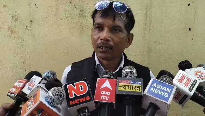 कूपन के नाम पर ₹25 हजार की कथित ठगी का आरोप, फर्जी फाइनेंस कार्यालय पर कार्रवाई की मांग
पीड़ित की तहरीर पर पुलिस जांच में जुटी, कई अन्य लोगों के भी सामने आने का दावा
कोतवाली पुलिस बोली—शिकायत की जांच के बाद दर्ज होगी विधिक कार्रवाई
✒️ रिपोर्ट : अजय श्रीवास्तव
उत्तरप्रदेश । फतेहपुर शहर में कूपन के नाम पर कथित ठगी का एक मामला सामने आया है। शहर कोतवाली क्षेत्र निवासी एक युवक ने आरोप लगाया है कि पेट्रोल पंप पर मिले कूपन के आधार पर उसे फोन कर पुरस्कार निकलने की बात कहकर एक स्थान पर बुलाया गया, जहां खुद को फाइनेंस कंपनी का कर्मचारी और शाखा प्रबंधक बताने वाले लोगों ने कथित रूप से दबाव बनाकर उससे ₹25,000 ऑनलाइन स्कैन करवा लिए। पीड़ित ने पूरे मामले की लिखित शिकायत पुलिस को देकर संबंधित लोगों के खिलाफ कड़ी कार्रवाई की मांग की है।
प्राप्त जानकारी के अनुसार, कलेक्टरगंज निवासी अनुराग तिवारी पुत्र संतोष तिवारी ने पुलिस को दिए शिकायती पत्र में बताया कि पेट्रोल पंप पर उसका मोबाइल नंबर लेकर कूपन दिया गया था। कुछ समय बाद फोन कर बताया गया कि उसका कूपन खुल गया है और उसे पुरस्कार प्राप्त करने के लिए शाखा कार्यालय बुलाया गया। आरोप है कि वहां पहुंचने पर एक कमरे में बैठाकर खुद को शाखा प्रबंधक बताने वाली महिला एवं अन्य लोगों ने विभिन्न बहानों से उस पर दबाव बनाया और उसकी इच्छा के विरुद्ध ₹25,000 ऑनलाइन स्कैन करा लिए।
पीड़ित का आरोप है कि बाद में उसे एहसास हुआ कि उसे कथित तौर पर फर्जी तरीके से बुलाकर धनराशि जमा कराई गई। उसने यह भी दावा किया कि उसके जैसे कई अन्य लोग भी इस प्रकार की कथित ठगी का शिकार हो चुके हो सकते हैं। हालांकि इन दावों की स्वतंत्र पुष्टि अभी नहीं हो सकी है और इनकी सत्यता पुलिस जांच के बाद ही स्पष्ट होगी।
घटना की जानकारी सामने आने के बाद कथित फर्जी कार्यालय के संबंध में अन्य लोगों द्वारा भी शिकायतें किए जाने की चर्चा है। हालांकि पुलिस ने इस संबंध में आधिकारिक रूप से केवल यह कहा है कि प्राप्त शिकायतों की गंभीरता से जांच की जा रही है।
कोतवाली प्रभारी निरीक्षक हेमंत कुमार मिश्रा ने बताया कि शिकायत पत्र प्राप्त हुआ है। मामले में संबंधित व्यक्तियों से पूछताछ की जा रही है। जांच में यदि आरोप प्रथम दृष्टया सही पाए जाते हैं तो तहरीर के आधार पर मुकदमा दर्ज कर विधिक कार्रवाई की जाएगी।
विशेषज्ञों का मानना है कि आजकल पुरस्कार, कूपन,लॉटरी,कैशबैक और निवेश के नाम पर होने वाली साइबर एवं वित्तीय धोखाधड़ी के मामलों में लोगों को विशेष सतर्क रहने की आवश्यकता है।किसी भी संस्था को धनराशि भेजने से पहले उसकी वैधता,कार्यालय और आधिकारिक पहचान की पूरी तरह जांच करना आवश्यक है।
पुलिस का कहना है कि मामले की निष्पक्ष जांच कर उपलब्ध साक्ष्यों,डिजिटल लेन-देन और अन्य तकनीकी तथ्यों के आधार पर आगे की कार्रवाई की जाएगी।जांच पूरी होने के बाद ही आरोपों की वास्तविक स्थिति स्पष्ट हो सकेगी।
अपील:- किसी भी कूपन,पुरस्कार, लॉटरी,निवेश योजना या फोन कॉल के झांसे में आकर बिना सत्यापन के किसी भी व्यक्ति या संस्था को ऑनलाइन भुगतान न करें।भुगतान करने से पहले संबंधित कंपनी की आधिकारिक वेबसाइट,कार्यालय और अधिकृत प्रतिनिधि की पहचान अवश्य जांच लें।यदि आपके साथ किसी प्रकार की वित्तीय धोखाधड़ी होती है तो तत्काल स्थानीय पुलिस एवं साइबर हेल्पलाइन पर शिकायत दर्ज कराएं।प्रशासन से अपेक्षा है कि ऐसे मामलों की त्वरित एवं निष्पक्ष जांच कर दोषियों के विरुद्ध कठोर कार्रवाई सुनिश्चित की जाए,जिससे आम नागरिकों का विश्वास बना रहे।
👇👇
#NDNews #दैनिक_निष्पक्ष_धारा #Fatehpur #CyberFraud #FinancialFraud #FakeCoupon #UPPolice #FatehpurPolice #Kotwali #HemantKumarMishra #CyberCrime #OnlineFraud #ConsumerAwareness
👇👇
@dgpup
@RSSorg
@UPGovt
@wpl1090
@RSSgeet
@Uppolice
@MIB_India
@PMOIndia
@HMOIndia
@abmanglik
@VHPDigital
@igrangealld
@myogioffice
@InfoDeptUP
@dmfatehpur
@sdmsadarftp
@CMOfficeUP
@CMOUP_RC
@ChiefSecyUP
@ChiefSecyUP
@MahantYogiG
@FatehpurSdm
@fatehpurpolice
@BajrangDalOrg
@rashtrapatibhvn
@UPMahilaKalyan
@112UttarPradesh
@myogiadityanath
@CommissionerPrg
@ADGZonPrayagraj
@GoI_MeitY
👇👇
🟥 NDNEWS | दैनिक निष्पक्ष धारा
मुख्य संपादक/संस्थापक:राजन सिंह हाड़ा
सह-संपादक: शालिनी सिंह भदौरिया
📍 कार्यालय-3: U158,हीरा स्वीट्स के पास,विकास मार्ग,लक्ष्मी नगर,पूर्वी दिल्ली,पिन कोड–110092 (NCR)
📞 मोबाइल: 9696119696
👇👇
डिस्क्लेमर: यह समाचार शिकायतकर्ता द्वारा लगाए गए आरोपों,उपलब्ध जानकारी तथा पुलिस के प्रारंभिक बयान के आधार पर तैयार किया गया है।एनडी न्यूज़ आरोपों की स्वतंत्र पुष्टि नहीं करता।