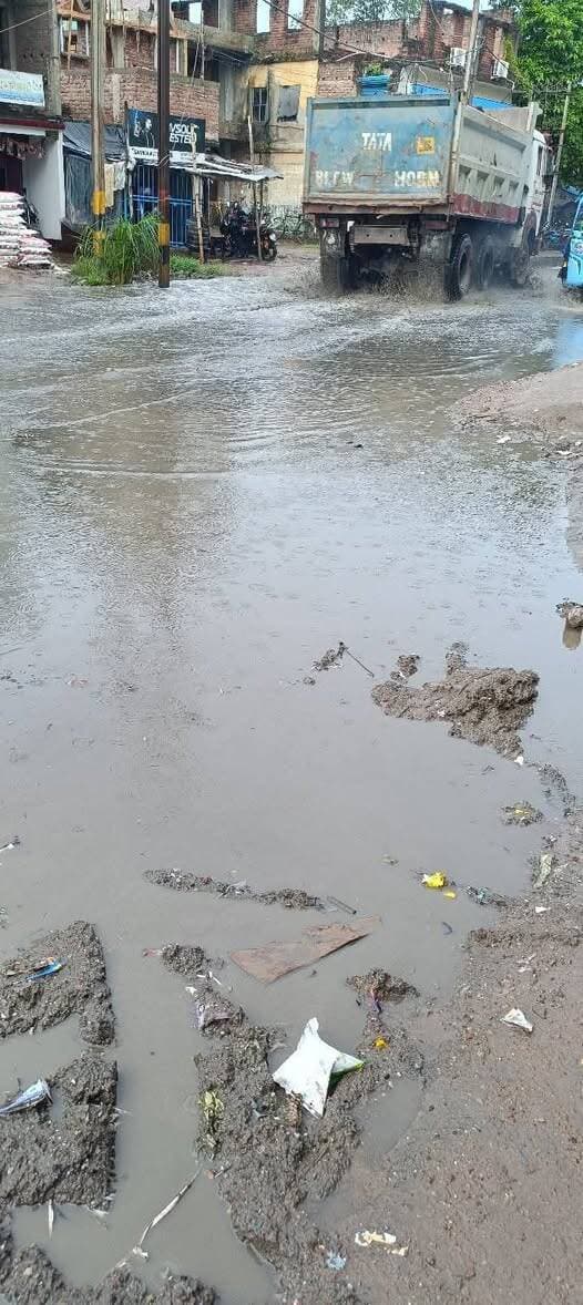 #hospital_road_naubatpur
नौबतपुर की इस दूर्दशा का जिम्मेवार कौन .....?
ये नौबतपुर-दानापुर का मुख्य सड़क है, लगभग सभी बैंक का शाखा और रेफरल अस्पताल इसी रोड पर है, बिजली विभाग का ऑफिस और बहुत सारे बड़े व्यवसायिक प्रतिष्ठान भी हैं, जिसके कारण हजारों लोगों का आना-जाना रोज की जरूरत है।
लेकिन इस बदहाल सड़क पर कोई कितना कष्ट से चल पा रहा है इसकी कल्पना करने से भी मन पीड़ीत हो उठता है और मैं तो इसका रोज का साक्षी भी हूं। लेकिन संवेदनहीन प्रशानिक व्यवस्था और निकम्मी सरकार को इससे कोई फर्क नहीं पड़ता , इन्हें तो खूद से अपना पीठ ठोककर शाबाशी भी ले लेनी है।
अब अनोखी विडंबना को समझिए .....
यह जल जमाव वाला क्षेत्र ग्राम पंचायत इब्राहीमपुर पंचायत में आता है तो नगर पंचायत अपना पल्ला साफ झाड़ लेता है। इस समस्या के संदर्भ में पंचायत के माननीय मुखिया जी से बात करने पर पता चला कि इस समस्या का समाधान इनके स्तर पर संभव नहीं है,अब जनता जाए तो कहां जाए😄