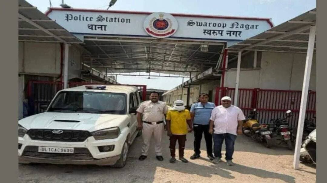 राजधानी दिल्ली में फिर इंसानियत शर्मसार -
16 वर्षीय किशोरी से 4 दरिंदों ने गैंगरेप के बाद चाकू से गोदकर हत्या कर दी। मुख्य आरोपी 19 वर्षीय शिवम गणेश और 3 नाबालिग (उम्र 16-17 वर्ष) गिरफ्तार।
पुलिस के मुताबिक, 10 सितंबर की शाम पीड़िता अपने परिचित से मिलने गई थी। विरोध करने पर आरोपी ने दोस्तों को बुलाया। नशे में धुत चारों ने उसके साथ सामूहिक दुष्कर्म किया।
11 सितंबर की सुबह आरोपी उसे ऑटो से खेत ले गए, जहां बर्बरता से चाकू गोदकर उसकी हत्या कर दी और शव छिपा दिया।
ऐसी जघन्य वारदातें मुख्यधारा की मीडिया से आखिर गायब क्यों हैं?