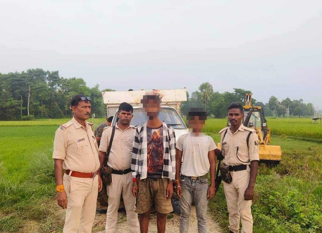 सोनबरसा थाना अंतर्गत एक पिकअप वाहन एवं एक मोटरसाइकिल के साथ कुल 5,400 बोतल (1,620 लीटर) नेपाली देशी शराब बरामद की गई। मौके से दो अभियुक्तों 1. नितेश मंडल, पिता- शत्रुध्न मंडल, ग्राम- भलुवाहा। 2. रवि कुमार, पिता- शिव शंकर राय, ग्राम- रामनगरा, दोनों थाना- कन्हौली, जिला- सीतामढ़ी को गिरफ्तार किया गया है l मामले में अग्रिम विधिसम्मत कार्रवाई की जा रही है।