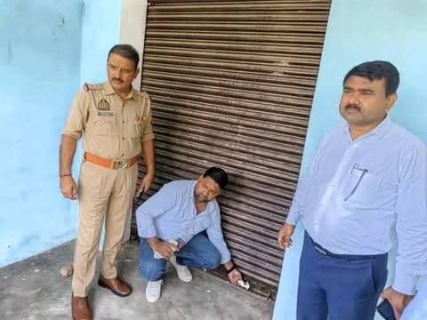 शाहजहांपुर में झोलाछाप चिकित्सकों के अवैध क्लिनिक सीज
शाहजहांपुर: जनपद में स्वास्थ्य विभाग ने झोलाछाप चिकित्सकों के खिलाफ कार्रवाई तेज कर दी है। बुधवार को झोलाछाप नोडल अधिकारी डॉ. इरफान के नेतृत्व में टीम ने मदनापुर और सिंधौली क्षेत्र में संचालित अवैध क्लिनिकों पर छापेमारी की। जांच के दौरान कई क्लिनिकों में आवश्यक चिकित्सीय मानकों का पालन नहीं पाया गया और संचालक वैध दस्तावेज प्रस्तुत करने में असमर्थ रहे।
स्वास्थ्य विभाग की टीम ने अवैध क्लिनिकों को सीज कर दिया और क्लिनिक संचालकों को नियमानुसार चिकित्सा सेवाएं संचालित करने के निर्देश दिए। अधिकारियों ने स्पष्ट किया कि बिना वैध पंजीकरण और आवश्यक अभिलेखों के क्लिनिकों के खिलाफ कार्रवाई जारी रहेगी। इस कार्रवाई से झोलाछाप चिकित्सकों में खलबली मची है।