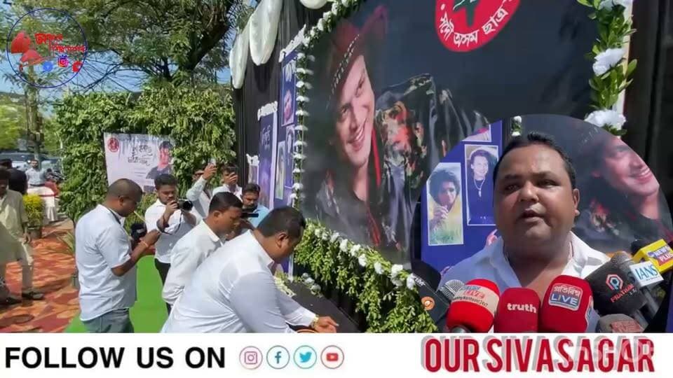 সদৌ অসম ছাত্ৰ সন্থা আহ্বান শিৱসাগৰ জিলা ছাত্র সন্থা উদ্যোগত পোহৰৰ চাকিগছি শীৰ্ষক কাৰ্যসূচী ৰূপায়ণ কৰা হৈছে।
এই অনুষ্ঠানতে জুবিন গাৰ্গৰ মায়াবিনী শীৰ্ষক গীত পৰিবেশন কৰে প্ৰায় ১০০ গৰাকী ছাত্ৰ ছাত্ৰীয়ে।
#sivasagar #assam #Mayabini #ZubeenGarg