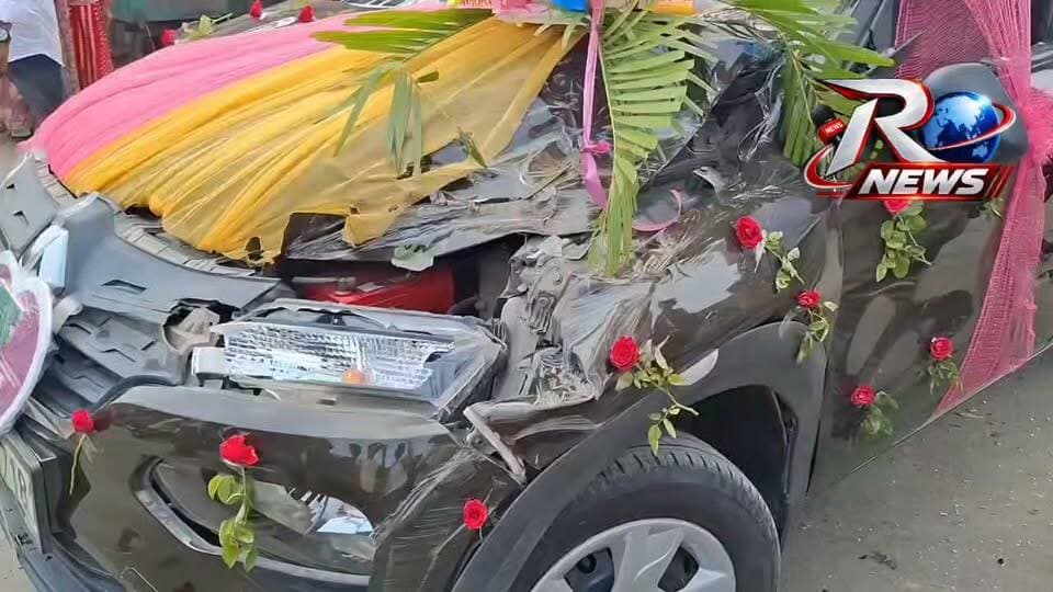 বিয়ের গাড়িতে বর ওঠার আগেই দু/র্ঘ/টনা রানীনগর।
#highlightseveryone #highlight #highlightseveryonefollowers #biye #marriedlife #accident