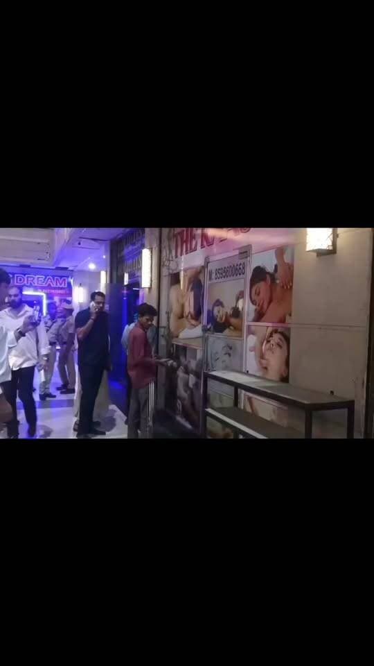 गुरुग्राम के सफायर 90 मॉल में 18 स्पा सेंटरों पर बड़ी संयुक्त छापेमारी
गुरुग्राम, गौरव गर्ग,19 सितंबर । संदिग्ध गैर-कानूनी गतिविधियों का स्वतः संज्ञान लेते हुए, गुरुग्राम पुलिस ने गुरुग्राम के सेक्टर 90 स्थित सफायर 90 मॉल में चल रहे 18 स्पा सेंटरों पर रात 10 बजे से सुबह 3 बजे तक छह घंटे की लंबी संयुक्त छापेमारी की।
यह ऑपरेशन गुरुग्राम पुलिस और हरियाणा राज्य महिला आयोग द्वारा संयुक्त रूप से चलाया गया। इस दौरान हरियाणा राज्य महिला आयोग की चेयरपर्सन उषा प्रियदर्शिनी अपनी टीम के साथ और ड्यूटी मजिस्ट्रेट भी मौजूद थे। लगभग 100 पुलिसकर्मियों (जिनमें करीब 20 इंस्पेक्टर और सब-इंस्पेक्टर शामिल थे) वाले इस बड़े ऑपरेशन को अभिलक्ष जोशी (HPS), ACP मुख्यालय-I, गुरुग्राम की देखरेख में अंजाम दिया गया। वे 'अनैतिक व्यापार (निवारण) अधिनियम, 1956' के तहत नियुक्त विशेष पुलिस अधिकारी भी हैं।
एक साथ की गई इन छापेमारी के दौरान, 18 में से 8 स्पा सेंटरों में संदिग्ध गैर-कानूनी गतिविधियों के प्रथम दृष्टया सबूत मिले। महत्वपूर्ण इलेक्ट्रॉनिक/डिजिटल, भौतिक और दस्तावेजी सबूत जब्त किए गए हैं। इनके मालिकों, संचालकों, मैनेजरों व मदद करने वालों की भूमिका का पता लगाने के लिए इनकी जांच की जा रही है।
मौके पर लगभग 30 महिलाएं और 20 पुरुष मौजूद पाए गए। महिलाओं से पूछताछ की जा रही है ताकि उनकी परिस्थितियों का पता लगाया जा सके और ऐसी गतिविधियों में मदद करने वाले किसी भी संभावित व्यक्तियों की पहचान की जा सके। वहां मौजूद पुरुषों की भूमिका की भी पुष्टि की जा रही है और सबूतों के आधार पर उचित कानूनी कार्रवाई की जाएगी।
प्रारंभिक जांच और कार्रवाई ACP मुख्यालय-I/विशेष पुलिस अधिकारी द्वारा की गई, जबकि आगे की जांच SHO, पुलिस स्टेशन खेड़की दौला, गुरुग्राम द्वारा की जाएगी।
गुरुग्राम पुलिस वैध व्यावसायिक प्रतिष्ठानों की आड़ में की जाने वाली संगठित गैर-कानूनी गतिविधियों के प्रति 'ज़ीरो टॉलरेंस' (सख्त रुख) अपनाती है। आगे की जांच जारी है।