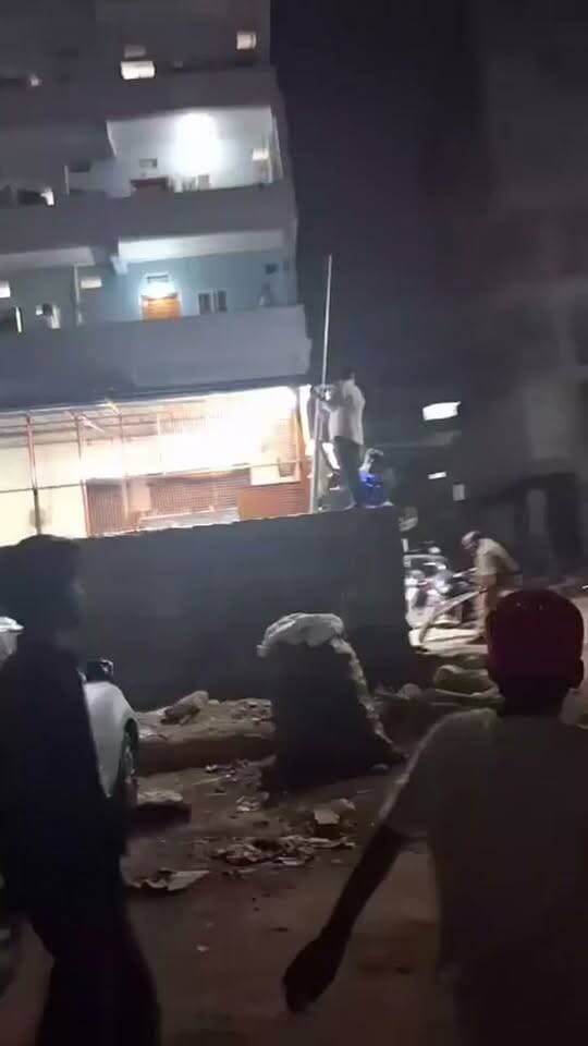 हैदराबाद में RPF जवान की शर्मनाक करतूत: महिला को पीटा और बाल पकड़कर घसीटा, वीडियो सोशल मीडिया पर वायरल हैदराबाद के हाफ़िज़पेट रेलवे स्टेशन के बाहर से सुरक्षाकर्मियों की बर्बरता का एक हैरान कर देने वाला मामला सामने आया है। यहां रेलवे सुरक्षा बल (RPF) के एक कॉन्स्टेबल द्वारा महिला के साथ मारपीट करने और उसे सरेराह बाल पकड़कर घसीटने का वीडियो सोशल मीडिया पर तेजी से वायरल हो रहा है। घटना से जुड़े मुख्य बिंदु: घटना स्थल: हाफ़िज़पेट रेलवे स्टेशन का बाहरी परिसर, हैदराबाद। समय: यह घटना शुक्रवार देर रात की बताई जा रही है। बर्बरता का वीडियो: वायरल क्लिप में RPF जवान महिला को थप्पड़ मारते और उसके बाल पकड़कर बेरहमी से घसीटते हुए देखा जा सकता है। कार्रवाई का इंतजार: घटना के पीछे क्या कारण थे, इसकी आधिकारिक जानकारी अभी सामने नहीं आई है। मामले में RPF और स्थानीय पुलिस की तरफ से आधिकारिक बयान व कार्रवाई का इंतजार है। वीडियो क्रेडिट: सोशल मीडिया #hyderabad #RPF #viralvideoシ #RailwayPolice #hafizpet #Crime