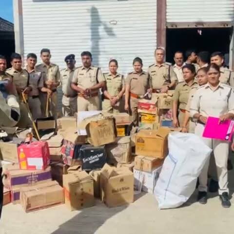 बड़ोदिया खान में एक्साइज का बड़ा एक्शन, घर में मिली 69 पेटी अवैध शराब,कीमत करीब 7.50 लाख रुपए, आरोपी मौके से गायब
इंदौर। अवैध शराब के भंडारण और कारोबार पर इंदौर आबकारी विभाग की सख्ती के बीच ग्राम बड़ोदिया खान में बड़ी कार्रवाई सामने आई है। कलेक्टर शिवम वर्मा के निर्देश और सहायक आबकारी आयुक्त अभिषेक तिवारी के निर्देशन में सांवेर की आबकारी टीम ने जितेंद्र पिता रामेश्वर सोलंकी के घर दबिश दी। तलाशी के दौरान 69 पेटी में करीब 651 लीटर अवैध शराब बरामद हुई, जिसकी अनुमानित कीमत 7.50 लाख रुपए है। कार्रवाई के समय आरोपी घर पर मौजूद नहीं था। टीम ने पूरी शराब जब्त कर प्रकरण दर्ज करने की कार्रवाई शुरू कर दी है। विभाग की लगातार कार्रवाई से अवैध शराब के भंडारण और बिक्री से जुड़े कारोबारियों में हड़कंप है।#IndoreExcise #इंदौरआबकारी #अवैधशराब #ExciseDepartment #Sanwer IllegalLiquor शराबपरसख्तीIndore