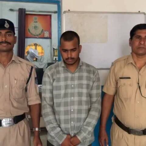 एक आधार कार्ड से कई फर्जी सिम बनाने वाला आरोपी गिरफ्तार
ई-सिम में बदलकर दूसरे राज्यों में भेजने का आरोप, साइबर फ्रॉड में इस्तेमाल होती थीं सिम
सतना। ऑपरेशन फास्ट-2.0 के तहत सिटी कोतवाली पुलिस ने एक आधार कार्ड से कई सिम फर्जी तरीके से जनरेट कर उन्हें ई-सिम में बदलकर बाहर भेजने के मामले में 22 वर्षीय अजय कुमार नामदेव निवासी भटनवारा को गिरफ्तार किया है। जांच में सामने आया कि इन सिम का इस्तेमाल दूसरे राज्यों में साइबर फ्रॉड के जरिए खातों से रकम ट्रांसफर करने में किया जाता था। साइबर सेल से मिले दस्तावेजों की जांच के बाद सिम धारक अजय की पहचान हुई। पूछताछ में उसने रजनीकांत साकेत और अखिलेश सतनामी के साथ मिलकर सिम तैयार कर बाहर भेजना बताया। पुलिस ने आरोपी का मोबाइल जब्त कर जांच शुरू कर दी है। मामले में फरार दोनों आरोपियों की तलाश जारी है। आरोपी को न्यायालय में पेश करने पर केंद्रीय जेल सतना भेज दिया गया।#सतना #सिटीकोतवाली #ऑपरेशनफास्ट20 #साइबरक्राइ