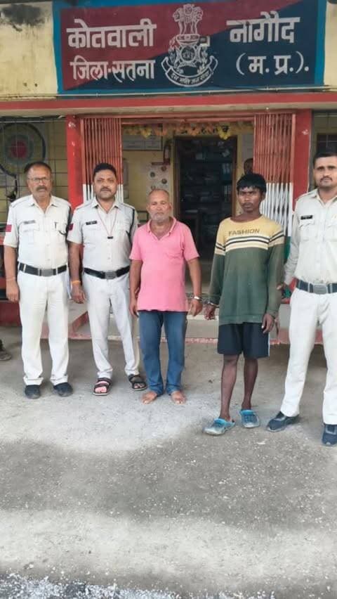कार में छिपाकर ले जा रहे थे 1 किलो गांजा, 8 लाख की कार जब्त, तीन गिरफ्तार
सतना। नागौद पुलिस ने कार से गांजा तस्करी कर रहे दो आरोपियों को गिरफ्तार कर लिया तो उनके बयान पर तस्करी में शामिल तीसरे आरोपी को भी पकड़ लिया। बुधवार रात मुखबिर की सूचना पर वीरपुर से पोड़ी की ओर आ रही कार MP16 BD 1202 को रोककर तलाशी ली गई। सीट के पीछे छिपाकर रखे पैकेट से करीब 1 किलो गांजा बरामद हुआ, जिसकी कीमत 10 हजार रुपए बताई गई। पुलिस ने धवारी निवासी रामू यादव (62) और महदेवा निवासी कृष्णे कोल (18) को गिरफ्तार कर करीब 8 लाख रुपए की कार जब्त की। आरोपियों के खिलाफ NDPS एक्ट के तहत प्रकरण दर्ज कर कोर्ट में पेश किया गया। पूछताछ में आरोपियों ने तीसरे साथी मनोज सिंह का नाम उजागर किया तो जांच के बाद दबिश देकर तीसरे आरोपी को भी गिरफ्तार किया गया।
#सतना #नागौद #गांजातारस्करी #NDPSAct #पुलिसकार्रवाई CrimeNews Satna