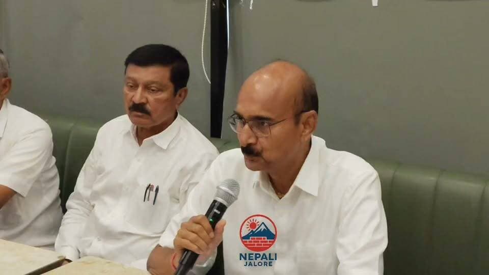 कांग्रेस नेता पुखराज पाराशर का आरोप- जालोर नगरपरिषद सभापति उम्मीदवार के समर्थकों ने उनकी गाड़ी की रैकी कर उन्हें नुकसान पहुंचाने का किया प्रयास, पाराशर ने जालोर एसपी को इसकी शिकायत की, जालोर में पाराशर ने प्रेसवार्ता कर दी जानकारी, भाजपा पर पार्षदों के परिवारों को डराने धमकाने के भी लगाए आरोप, साथ ही प्रशासन को चेताया कि " सरकार के दबाव के बजाय निष्पक्ष काम करो अन्यथा सरकार बदलेगी तब हम भी हिसाब पूछ लेंगे"
