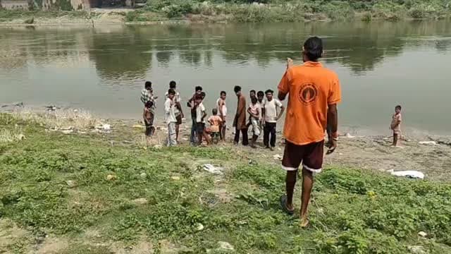 मगरदही घाट पर नदी में छलांग लगाने से व्यक्ति की मौ"त, पहचान में जुटी पुलिस
समस्तीपुर: नगर थाना क्षेत्र के मगरदही घाट स्थित नदी पुल से शनिवार को एक व्यक्ति ने अचानक नदी में छलांग लगा दी। घटना के बाद मौके पर अफरा-तफरी मच गई। आसपास मौजूद लोगों ने शोर मचाते हुए उसे बचाने का प्रयास किया।
स्थानीय नाविकों ने तत्परता दिखाते हुए नदी में उतरकर व्यक्ति को बाहर निकाला, लेकिन तब तक उसकी मौ'त हो चुकी थी। घटना की सूचना मिलते ही नगर थाना पुलिस मौके पर पहुंची और मामले की जांच शुरू कर दी।
फिलहाल मृतक की पहचान नहीं हो सकी है। पुलिस आसपास के लोगों से पूछताछ करने के साथ-साथ मृतक की पहचान कराने का प्रयास कर रही है। वहीं, घटना के कारणों का भी पता लगाया जा रहा है। पुलिस ने शव को कब्जे में लेकर आवश्यक कानूनी प्रक्रिया शुरू कर दी है।
घटना के बाद मगरदही घाट के आसपास लोगों की भीड़ जुट गई। पुलिस का कहना है कि पहचान होने के बाद ही घटना से जुड़ी अन्य जानकारी स्पष्ट हो सकेग�