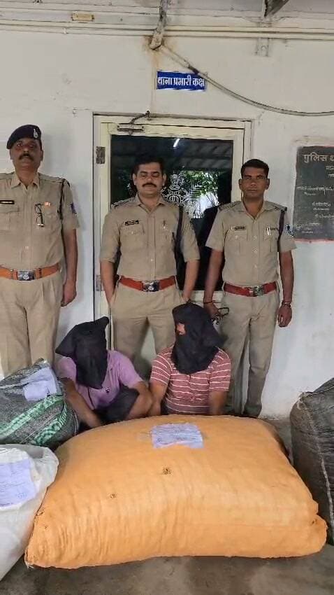 कंटेनर में छिपाकर ले जा रहे थे 71 किलो डोडाचूरा, दलौदा पुलिस ने हाईवे पर दबोचा
परचून के सामान की आड़ में चल रही थी नशे की खेप, चालक से पूछताछ के बाद सप्लायर भी गिरफ्तार
मंदसौर। महू-नीमच हाईवे पर दलौदा पुलिस ने नशे की तस्करी के खिलाफ बड़ी कार्रवाई करते हुए परचून के सामान की आड़ में ले जाई जा रही 71 किलो डोडाचूरा की खेप पकड़ ली। पुलिस ने मौके से कंटेनर चालक को गिरफ्तार किया, वहीं पूछताछ के बाद कथित रूप से डोडाचूरा उपलब्ध कराने वाले आरोपी को भी गिरफ्तार कर लिया।
पुलिस के अनुसार 18 सितंबर को मुखबिर से सूचना मिली थी कि नीले रंग के अशोक लीलेंड कंटेनर क्रमांक RJ14GP2337 में नीमच की ओर से डोडाचूरा भरकर रतलाम की तरफ ले जाया जा रहा है। सूचना मिलते ही दलौदा पुलिस टीम ने ग्राम लखमाखेड़ी के पास हाईवे पर नाकाबंदी कर दी।
कुछ देर बाद संदिग्ध कंटेनर पुलिस के घेरे में आया। तलाशी लेने पर वाहन में परचून के सामान के साथ चार प्लास्टिक कट्टे मिले। इनमें कुल 71 किलो डोडाचूरा बरामद हुआ। पुलिस ने कंटेनर चालक सुखराम पिता रामचन्द्र जाट, उम्र 33 वर्ष, निवासी बांदरसिंदरी, जिला अजमेर राजस्थान को गिरफ्तार कर लिया।
पूछताछ में सुखराम द्वारा पुलिस को दिए गए कथन के आधार पर ग्राम सगरग्राम, थाना जीरन क्षेत्र से गुरमित उर्फ हेप्पी पिता बल्देवसिंह तरखान, उम्र 40 वर्ष, निवासी हरसीपिंड जिला होशियारपुर पंजाब, हाल मुकाम सगरग्राम जिला नीमच को भी गिरफ्तार किया गया।
पुलिस ने 71 किलो डोडाचूरा की अनुमानित कीमत 10 लाख 65 हजार रुपये बताई है। इसके अलावा करीब 40 लाख रुपये कीमत का कंटेनर वाहन और उसमें भरा परचून का सामान भी जब्त किया गया है। दोनों आरोपियों से नशे की खेप और तस्करी से जुड़े अन्य तथ्यों को लेकर पूछताछ की जा रही है।
कार्रवाई थाना प्रभारी उपनिरीक्षक रविन्द्र प्रताप डांगी, सहायक उपनिरीक्षक प्रमोदसिंह तोमर सहित दलौदा पुलिस टीम द्वारा की गई।