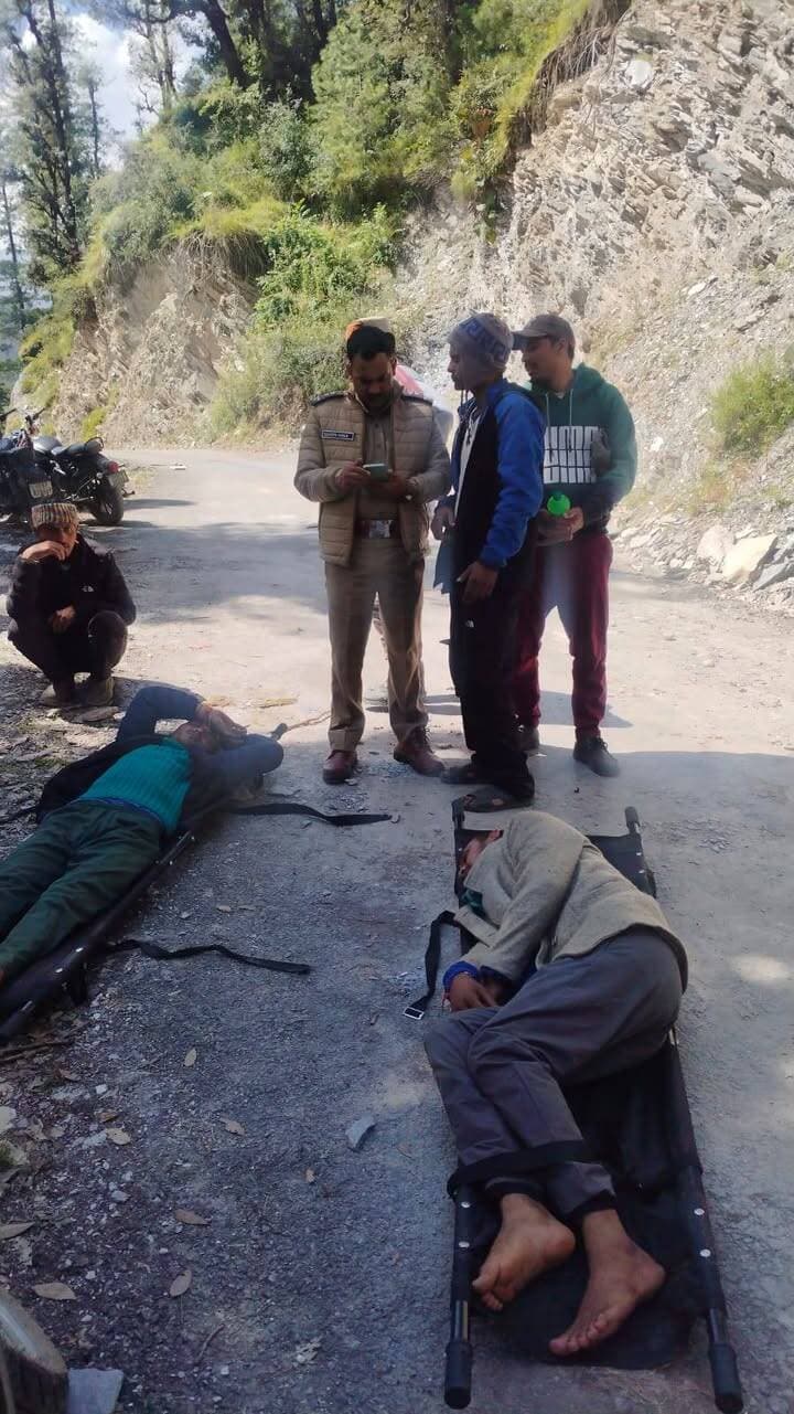 नंदा देवी बड़ी जात मार्ग पर सुतोल-कनोल के ग्रामीणों में भिड़ंत, कई चोटिल
गढ़वाल विश्वविद्यालय के छात्र नेता रणजीत सिंह गंभीर घायल, हायर सेंटर रेफर
चमोली। नंदा देवी बड़ी जात यात्रा के मार्ग पर सुतोल और कनोल गांव के ग्रामीणों के बीच किसी बात को लेकर विवाद हो गया। देखते ही देखते दोनों पक्षों के बीच मारपीट शुरू हो गई, जिसमें कई लोग चोटिल हुए हैं।
मारपीट में गढ़वाल विश्वविद्यालय के छात्र नेता रणजीत सिंह गंभीर रूप से घायल हो गए। रणजीत सिंह सुतोल गांव के रहने वाले हैं। प्राथमिक उपचार के बाद उनकी गंभीर स्थिति को देखते हुए चिकित्सकों ने उन्हें हायर सेंटर रेफर कर दिया।
बताया जा रहा है कि सुतोल और कनोल गांवों के बीच कीड़ा-जड़ी के क्षेत्र को लेकर वर्षों से सीमा विवाद चला आ रहा है। हालांकि, शनिवार को हुई मारपीट की घटना को सीधे तौर पर इसी पुराने विवाद से जोड़कर नहीं देखा जा रहा है।
घटना के बाद क्षेत्र में तनाव की स्थिति बनी हुई है।