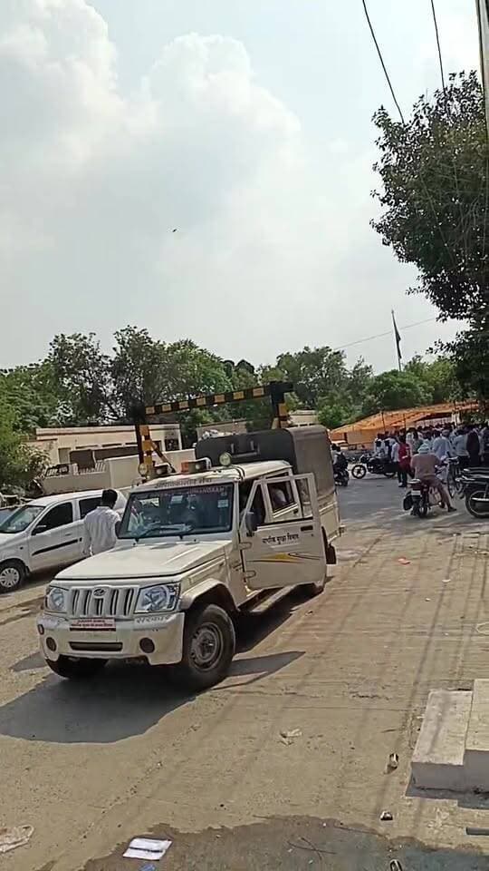 #संगरिया कांग्रेस यूथ का एक नेता चढ़ा पानी की टंकी पर
इधर अभिमन्यु पूनिया के समर्थकों ने संगरिया पुलिस स्टेशन को घेर रखा है
संगरिया की आवाज़।