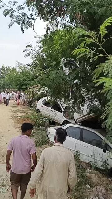 संगरिया Abhimanyu Poonia के निर्देशन में संगरिया पुलिस स्टेशन का घेराव
संगरिया पुलिस ने कल रात कुछ पार्षदों को गिरफ्तार करने के लिए प्रयास में पंजाब में मारे थे छापे अभी आंदोलनरत लोगों में से एक युवक चढ़ा पानी की टंकी पर , जो रेलवे क्षेत्र में है