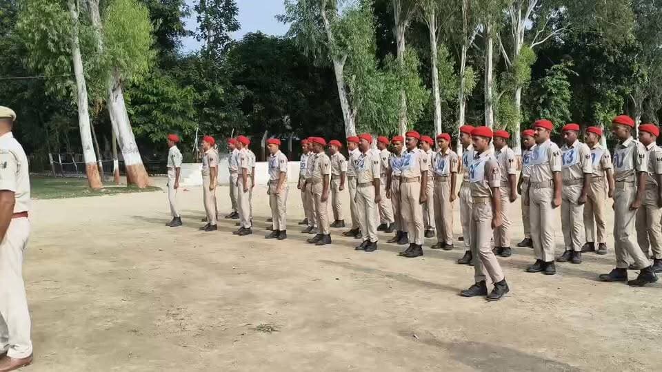 आज दिनांक 19-09-2026 को पुलिस उपाधीक्षक (रक्षित) के नेतृत्व में पुलिस केंद्र, सीतामढ़ी में नवनियुक्त सिपाहियों का नियमित पी0 टी0/परेड कराया गया।