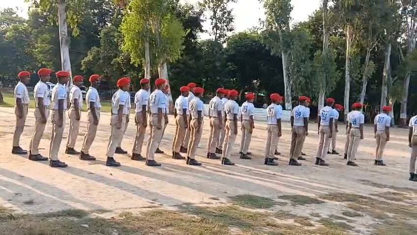 पुलिस उपाधीक्षक (रक्षित) के नेतृत्व में पुलिस केंद्र, सीतामढ़ी में नवनियुक्त सिपाहियों का नियमित पी0 टी0/परेड कराया गया।