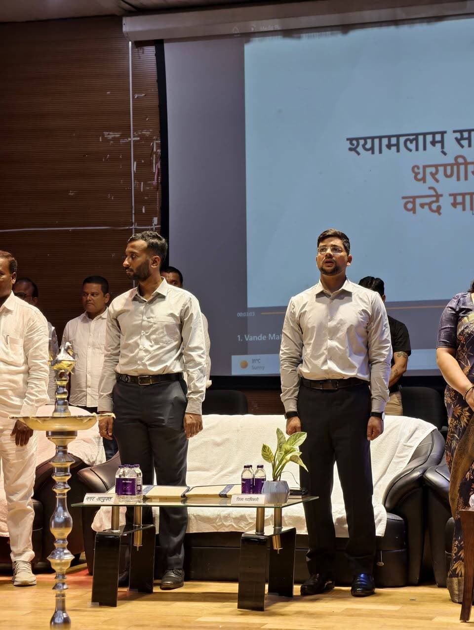 समाहरणालय पूर्णिया
जनसंपर्क कार्यालय
प्रेस विज्ञप्ति संख्या: 1409,
दिनांक: 19 सितंबर 2026,
==================
जिला प्रशासन पूर्णिया द्वारा ठोस अपशिष्ट प्रबंधन नियम 2026 पर प्रशिक्षण कार्यक्रम आयोजित;- जिलाधिकारी ने दीप प्रज्वलित कर किया शुभारंभ:-
माननीय सर्वोच्च न्यायालय एवं भारत सरकार के दिशा-निर्देशों के आलोक में जिला प्रशासन पूर्णिया द्वारा स्वच्छता ही सेवा 2026 के तहत् शनिवार को सभी नगर निकायों के प्रतिनिधियों के लिए एक दिवसीय विशेष प्रशिक्षण कार्यक्रम का आयोजन 'प्रेक्षागृह सह आर्ट गैलरी, मरंगा, पूर्णिया' में किया गया। इस कार्यक्रम का मुख्य उद्देश्य ठोस अपशिष्ट प्रबंधन नियम 2026 की बारीकियों एवं इसके प्रभावी क्रियान्वयन की जानकारी निकाय प्रतिनिधियों और पदाधिकारियों तक पहुँचाना है।
कार्यक्रम का औपचारिक शुभारंभ जिला पदाधिकारी पूर्णिया, श्री अंशुल कुमार (भा०प्र०से०) द्वारा दीप प्रज्वलित कर किया गया।
प्रशिक्षण के दौरान ठोस अपशिष्ट (कूड़ा-कचरा) के वैज्ञानिक निस्तारण, पुनर्चक्रण (Recycling), स्रोत पर ही कचरे के पृथक्कीकरण (Source Segregation) और स्वच्छ पर्यावरण बनाए रखने के लिए नए नियमों के अनुपालन पर विस्तार से जानकारी दी जाएगी।
इस अवसर पर नगर आयुक्त (नगर निगम पूर्णिया), माननीय महापौर (नगर निगम पूर्णिया), अपर समाहर्ता (विधि-व्यवस्था), उप नगर आयुक्त (नगर निगम पूर्णिया) सहित जिले के सभी नगर निकायों के सम्मानित प्रतिनिधिगण एवं संबंधित प्रशासनिक व विभागीय पदाधिकारी उपस्थित थे।
Information & Public Relations Department, Government of Bihar