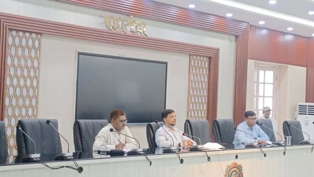 ।।समाहरणालय पूर्णिया।।
(जिला जनसंपर्क कार्यालय)
प्रेस विज्ञप्ति:1408,
दिनांक: 19/09/2026,
==================
जन वितरण प्रणाली (PDS) की नयी अनुज्ञप्ति निर्गत करने हेतु जिला चयन समिति की बैठक संपन्न; -
सदर एवं बनमनखी अनुमंडल मिलाकर कुल 109 सुयोग्य आवेदकों का हुआ अंतिम चयन।
जिला पदाधिकारी, पूर्णिया श्री अंशुल कुमार भा०प्र०से० की अध्यक्षता में सदर पूर्णिया एवं बनमनखी अनुमंडल अंतर्गत जन वितरण प्रणाली (PDS) की नयी अनुज्ञप्ति निर्गत करने से संबंधित जिला चयन समिति की समीक्षा बैठक आयोजित की गई।
पारदर्शी प्रक्रिया एवं नियमों के तहत दोनों अनुमंडलों को मिलाकर कुल 109 सुयोग्य आवेदकों का अंतिम रूप से चयन किया गया है।
अनुमंडलवार चयन एवं रिक्ति क्रमशः --
: :- सदर, पूर्णिया अनुमंडल:-
कुल 123 रिक्तियों के विरुद्ध 84 आवेदकों का अंतिम रूप से चयन किया गया।
31 रिक्तियों को विभिन्न कारणों एवं अभिलेखों के भौतिक सत्यापन/जाँच हेतु भेजा गया है, जिन पर जाँच रिपोर्ट प्राप्त होने के उपरांत निर्णय लिया जाएगा।
08 रिक्तियों हेतु कोई भी सुयोग्य/अर्हता प्राप्त आवेदक नहीं पाए जाने के कारण ये पद रिक्त रह गए।
::-बनमनखी अनुमंडल:-
कुल 30 रिक्तियों के विरुद्ध 25 आवेदकों का अंतिम रूप से चयन किया गया। 04 रिक्तियों को जाँच प्रक्रियाधीन रखा गया है।01 रिक्ति के विरुद्ध कोई सुयोग्य आवेदक प्राप्त नहीं हुआ।
बैठक में उप विकास आयुक्त, पूर्णिया ,अनुमंडल पदाधिकारी, सदर पूर्णिया,
अनुमंडल पदाधिकारी, बनमनखी, जिला सहकारिता पदाधिकारी,पूर्णिया,जिला योजना पदाधिकारी, पूर्णिया
जिला आपूर्ति पदाधिकारी, पूर्णिय उपस्थित थे।