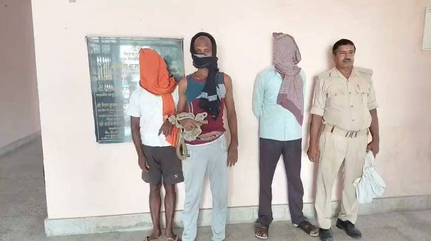 लखीसराय उत्पाद विभाग की कार्रवाई 7 लीटर महुआ शराब के साथ कारोबारी गिरफ्तार, दो शराबी भी धराए