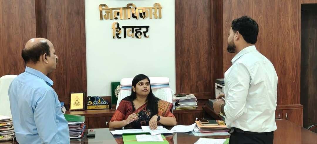 जिला जन-संपर्क कार्यालय, शिवहर
दिनांक : 19.09.2026
सेवा संकल्प एवं कायाकल्प कार्यक्रम के प्रभावी क्रियान्वयन एवं चयनित योजनाओं को निर्धारित समय-सीमा के भीतर गुणवत्तापूर्ण ढंग से पूर्ण कराने के उद्देश्य से श्रीमति प्रतिभा रानी, जिला पदाधिकारी, शिवहर की अध्यक्षता में प्रखंडवार चयनित योजनाओं की गहन समीक्षा की गई।
समीक्षा के क्रम में जिला पदाधिकारी द्वारा जिले के सभी प्रखंडों के प्रत्येक पंचायतों से सेवा संकल्प एवं कायाकल्प कार्यक्रम के अंतर्गत बाल विकास परियोजना अंतर्गत आँगनवाड़ी केंद्र के जीर्णोद्धार एवं नव-निर्माण, स्वास्थ्य विभाग अंतर्गत हेल्थ एवं वेलनेस सेंटर भवन का जीर्णोद्धार, शिक्षा विभाग अंतर्गत विद्यालयों का जीर्णोद्धार, चाहरदिवारी निर्माण, नए कक्षा का निर्माण आदि से संबंधित चयनित योजनाओं की अद्यतन स्थिति की एक-एक कर समीक्षा की गई। संबंधित प्रखंड एवं विभागीय पदाधिकारियों से योजनाओं की वर्तमान भौतिक स्थिति एवं किस योजना मद से इसका निर्माण किया जाना है, के संबंध में बारिकी से अवलोकन किया गया।
जिला पदाधिकारी ने स्पष्ट निर्देश दिया कि 'सेवा संकल्प एवं कायाकल्प' कार्यक्रम से संबंधित सभी योजनाओं को सर्वोच्च प्राथमिकता पर लेते हुए समयबद्ध, पारदर्शी एवं गुणवत्तापूर्ण तरीके से पूर्ण कराया जाए। योजनाओं के क्रियान्वयन में किसी भी स्तर पर अनावश्यक विलंब स्वीकार्य नहीं होगा। परिसम्पत्तियों का रंग रोग़न, बुनियादी मरम्मती का कार्य दीपावली से पूर्व कर लेने का निदेश दिया गया।
उन्होंने संबंधित पदाधिकारियों को निर्देश दिया कि चयनित स्थलों का नियमित स्थल निरीक्षण सुनिश्चित करें तथा कार्य की गुणवत्ता पर विशेष नजर रखें। कार्य केवल कागजी रूप से पूर्ण नहीं हो, बल्कि धरातल पर उसका स्पष्ट एवं सकारात्मक परिवर्तन दिखाई देना चाहिए। प्रत्येक योजना का उद्देश्य आम नागरिकों को बेहतर सुविधा उपलब्ध कराना तथा सार्वजनिक परिसंपत्तियों एवं सेवा केंद्रों का वास्तविक कायाकल्प सुनिश्चित करना होना चाहिए।
समीक्षा के दौरान विशेष रूप से निम्न बिंदुओं पर जोर दिया गया—
1. विभागीय निदेश के आलोक में प्राथमिकता के आधार पर पारदर्शिता के साथ त्रुटि रहित चयन ।
2. चयनित योजनाओं की नियमित एवं प्रभावी मॉनिटरिंग सुनिश्चित करना।
3. कार्यों को निर्धारित समय-सीमा में पूर्ण करना।
4. निर्माण एवं जीर्णोद्धार कार्यों में गुणवत्ता से किसी प्रकार का समझौता नहीं करना।
5. संबंधित पदाधिकारियों द्वारा नियमित स्थल निरीक्षण करना।
6. कार्य प्रारंभ होने से पूर्व एवं कार्य पूर्ण होने के बाद की फोटोग्राफी/दस्तावेजीकरण सुनिश्चित करना। दस्तावेजीकरण में किसी प्रकार की शिथिलता बर्दाश्त नहीं की जाएगी।
7. संबंधित विभागों एवं प्रखंड प्रशासन एवं स्थानीय जनप्रतिनिधिगणों के बीच बेहतर समन्वय स्थापित कर कार्य को पूर्ण करना।
8. योजनाओं के क्रियान्वयन में स्वच्छता, सौंदर्यीकरण एवं जन-सुविधाओं को विशेष प्राथमिकता देना।
9. पूर्ण योजनाओं का भौतिक सत्यापन कराना तथा उनकी उपयोगिता सुनिश्चित करना।
10. प्रत्येक योजना की प्रगति से जिला स्तर पर नियमित रूप से अवगत कराना।
जिला पदाधिकारी ने कहा कि 'सेवा संकल्प एवं कायाकल्प' कार्यक्रम केवल निर्माण अथवा जीर्णोद्धार तक सीमित कार्यक्रम नहीं है, बल्कि इसका उद्देश्य सरकारी संस्थानों एवं सार्वजनिक स्थलों पर नागरिकों को बेहतर, स्वच्छ, सुव्यवस्थित और गुणवत्तापूर्ण सुविधाएं उपलब्ध कराना है।
उन्होंने संबंधित पदाधिकारियों से कहा कि योजनाओं के चयन से लेकर उनके क्रियान्वयन एवं पूर्णता तक प्रत्येक स्तर पर व्यक्तिगत रुचि लेते हुए कार्य करें। जहां कहीं भी स्थानीय स्तर पर समस्या उत्पन्न हो रही हो, उसका तत्काल समाधान सुनिश्चित किया जाए तथा आवश्यकतानुसार जिला स्तर से समन्वय स्थापित किया जाए।
साथ ही जिला पदाधिकारी द्वारा निर्देश दिया गया कि सभी संबंधित पदाधिकारी अपने-अपने प्रखंड एवं विभाग अंतर्गत चयनित योजनाओं की नियमित समीक्षा करें तथा कार्यों की प्रगति की सतत निगरानी रखें। निर्धारित समय-सीमा का अनुपालन नहीं करने अथवा कार्य में लापरवाही बरतने की स्थिति में संबंधित पदाधिकारी एवं कर्मी की जवाबदेही तय की जाएगी।
जिला प्रशासन द्वारा "सेवा संकल्प एवं कायाकल्प" कार्यक्रम के माध्यम से जिले में सरकारी संस्थानों, सार्वजनिक परिसंपत्तियों एवं जनोपयोगी स्थलों को अधिक व्यवस्थित, स्वच्छ, आकर्षक एवं नागरिक-अनुकूल बनाने की दिशा में योजनाबद्ध तरीके से कार्य किया जा रहा है।
जिला पदाधिकारी ने सभी संबंधित पदाधिकारियों को आपसी समन्वय के साथ मिशन मोड में कार्य करते हुए चयनित योजनाओं को शीघ्र पूर्ण कराने का निर्देश दिया, ताकि कार्यक्रम का वास्तविक लाभ आम नागरिकों तक पहुंच सके।