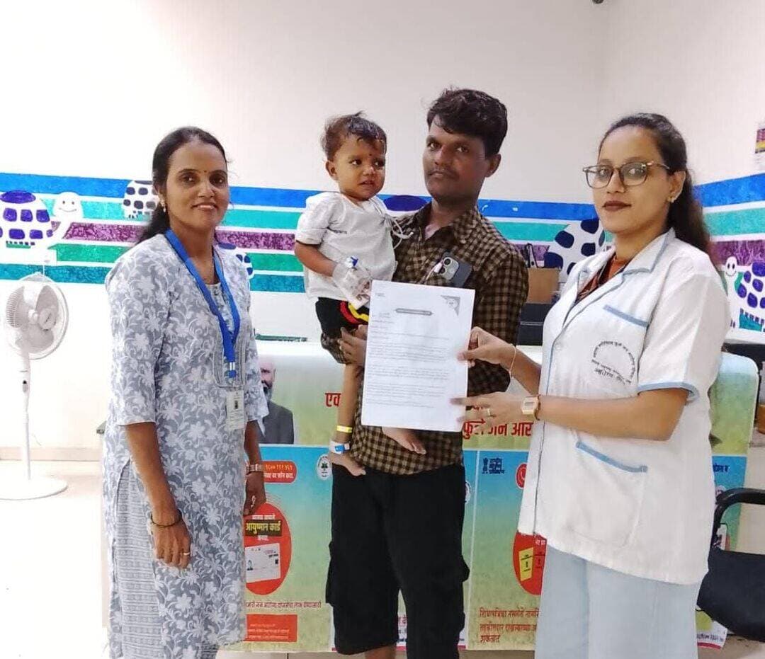 दिल में छेद की बीमारी से जूझ रहे 2 वर्षीय खुशाल को मिला निःशुल्क इलाज, अब स्वस्थ जीवन की ओर
मंडला जिले के नैनपुर तहसील के ग्राम पोंड़ी निवासी 2 वर्षीय खुशाल नागवंशी के लिए सरकारी स्वास्थ्य योजनाएं जीवन में नई उम्मीद लेकर आईं। दिल में छेद की बीमारी के कारण खुशाल को सांस फूलने और बार-बार तबीयत खराब होने जैसी समस्याओं का सामना करना पड़ता था। परिवार की आर्थिक स्थिति कमजोर होने के कारण महंगे इलाज की चिंता भी बनी हुई थी।
राष्ट्रीय बाल स्वास्थ्य कार्यक्रम के अंतर्गत जिला चिकित्सालय मंडला की टीम ने समय पर खुशाल की बीमारी की पहचान की। इसके बाद उसे बेहतर उपचार के लिए एसआरसीसी चिल्ड्रेन्स हॉस्पिटल, नारायणा हृदयालय, मुंबई रेफर किया गया। आरबीएसके के सहयोग से आवश्यक जांचें कराई गईं और आयुष्मान भारत योजना के अंतर्गत उसका उपचार निःशुल्क कराया गया।
विशेषज्ञ चिकित्सकों की टीम द्वारा खुशाल के हृदय में छेद की सफल सर्जरी की गई। उपचार के बाद उसकी सेहत में लगातार सुधार हुआ और अब खुशाल स्वस्थ है तथा सामान्य रूप से अपनी दैनिक गतिविधियां कर पा रहा है।
खुशाल के माता-पिता ने अपने बच्चे को समय पर उपचार उपलब्ध कराने के लिए शासन, मुख्य चिकित्सा एवं स्वास्थ्य अधिकारी, जिला चिकित्सालय मंडला के सिविल सर्जन एवं त्ठैज्ञ टीम के प्रति हृदय से आभार व्यक्त किया।
खुशाल की कहानी यह संदेश देती है कि समय पर जांच, सही रेफरल और सरकारी स्वास्थ्य योजनाओं से गंभीर बीमारियों से जूझ रहे बच्चों को बेहतर उपचार और स्वस्थ जीवन का अवसर मिल सकता है।
Jansampark Madhya Pradesh
CM Madhya Pradesh
<nis:link nis:type=tag nis:id=mandla nis:value=mandla nis:enabled=true nis:link/>
Directorate of Health Services, Madhya Pradesh