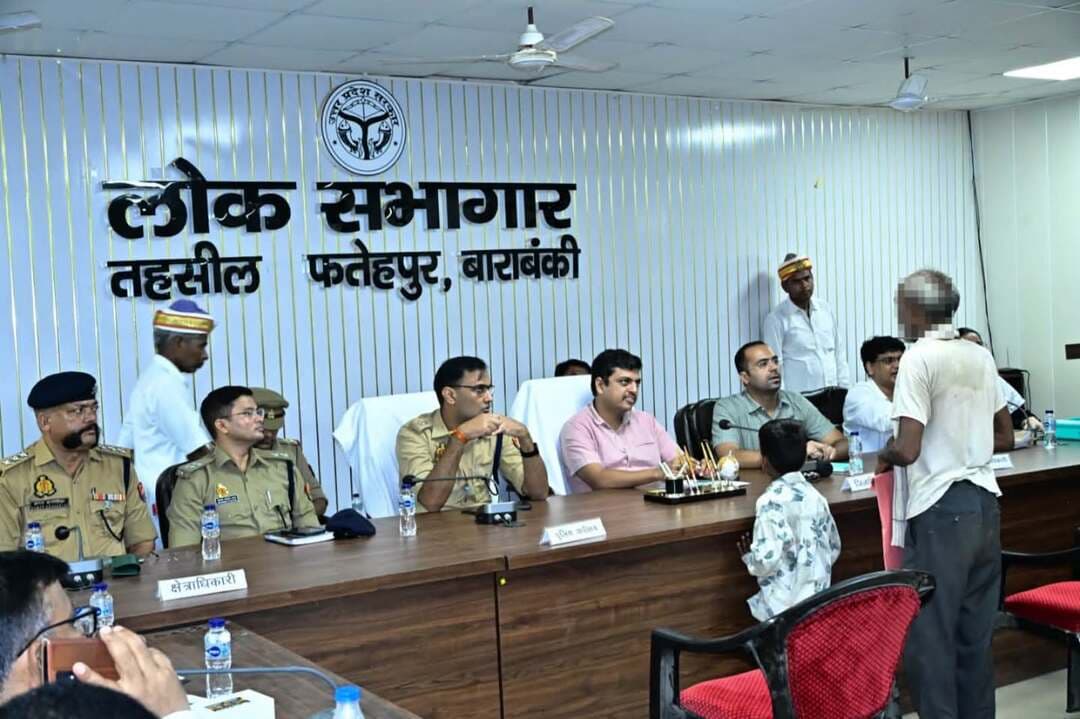 बाराबंकी: फतेहपुर तहसील में जिलाधिकारी और एसपी ने सुनीं जन-समस्याएं, गुणवत्तापूर्ण निस्तारण के दिए निर्देश
आज फतेहपुर तहसील लोक सभागार में संपूर्ण समाधान दिवस पर DM ईशान प्रताप सिंह और SP अर्पित विजयवर्गीय ने जनता की समस्याएं सुनकर निस्तारण के निर्देश दिए। #Barabanki #SampoornaSamadhanDiwas