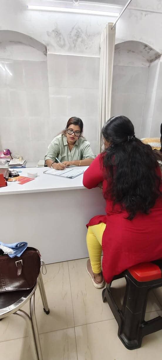 আজকের পুষ্টিবিদের টিপস,,,,,,,
“ওজন কমছে না মানেই আপনার সব চেষ্টা ব্যর্থ—এটা ভাববেন না।”
আজ সানফ্লাওয়ারের চেম্বারে একজন পেসেন্ট খুব হতাশ হয়ে বলেন—
“ম্যাম, এতদিন ডায়েট করছি, কিন্তু ওজন তো একই আছে!”
আমার বক্তব্য,,,,,
শুধু ওজনের মেশিনের সংখ্যাটাই কি আপনার শরীরের সবকিছু বলে?
আপনার—
✔️ কোমরের মাপ পরিবর্তন হচ্ছে কি না
✔️ জামাকাপড় আগের থেকে আরামদায়ক লাগছে কি না
✔️ দৈনন্দিন কাজে এনার্জি কেমন
✔️ খাবারের অভ্যাস কতটা নিয়মিত হয়েছে
✔️ শারীরিক কার্যকলাপ বেড়েছে কি না
এসবও আপনার স্বাস্থ্যযাত্রার গুরুত্বপূর্ণ অংশ হতে পারে।
📌 আমার আজকের পুষ্টিবিদের টিপস,,,,,,
প্রতিদিন ওজন মাপার বদলে নিজের অভ্যাসগুলো ট্র্যাক করুন।আজ আমি কী ভালো করেছি?
কোথায় একটু উন্নতি করা দরকার?
এই প্রশ্নগুলো নিজেকে করুন।
💚 স্বাস্থ্যকর পরিবর্তন শুধু মেশিনের সংখ্যায় দেখা যায় না—অনেক সময় তা আপনার অভ্যাস, শক্তি ও দৈনন্দিন জীবনেও ধরা পড়ে।
আজ সানফ্লাওয়ার নার্সিংহোমের চেম্বারে পেসেন্টদের সঙ্গে তাদের লক্ষ্য, খাদ্যাভ্যাস ও জীবনযাত্রা নিয়ে এমনই বাস্তব বিষয়গুলো নিয়ে আলোচনা হলো।
আপনিও যদি ওজন বা খাদ্যাভ্যাস নিয়ে বারবার হতাশ হন, তাহলে নিজে নিজে কঠিন Diet করার আগে আপনার শরীর ও জীবনযাত্রা অনুযায়ী সঠিক Nutrition Guidance নিন।
📩 Personalized Diet & Lifestyle Consultation-এর জন্য যোগাযোগ করতে পারেন।
🩺 পুষ্টিবিদ চন্দ্রিমা দে-এর সাথে যোগাযোগ
আপনার সুবিধা অনুযায়ী Online অথবা Offline Consultation বুক করতে পারেন।
📱 Online Consultation Booking:
8637522628
🏥 Offline Chamber Details:
🔹 মঙ্গলবার | সকাল ১০টা থেকে
Healing Touch Diagnostics, বারাসাত
📞 Booking: 07439337370
🔹 বৃহস্পতিবার ও শনিবার
Sunflower Nursing Home, North Kolkata
📞 Booking: 07439337370
🔹 শুক্রবার
Habra Guru Kripa Pathology, হাবড়া
📞 Booking: 9732333888
🔹 রবিবার | দমদম
Meditrust Clinic, Nagerbazar
📞 Booking: 07439337370
🌿 আপনার স্বাস্থ্য ও প্রয়োজন অনুযায়ী ব্যক্তিগত Nutrition Guidance-এর জন্য আজই Consultation বুক করুন।
পুষ্টিবিদ চন্দ্রিমা দে
Consultant Dietitian & Nutritionist
U&URS NUTRITIONIST
#NutritionTips #পুষ্টিবিদ #PatientCounselling
#DiseaseAwareness #NutritionAwareness #ClinicalDietitian #DietitianChandrima