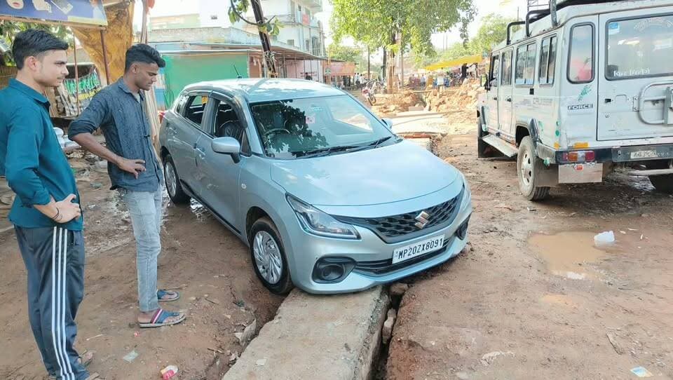 सड़क किनारे खुली नाली बनी आफत, पुराई न होने से लगातार हो रही दुर्घटनाएं