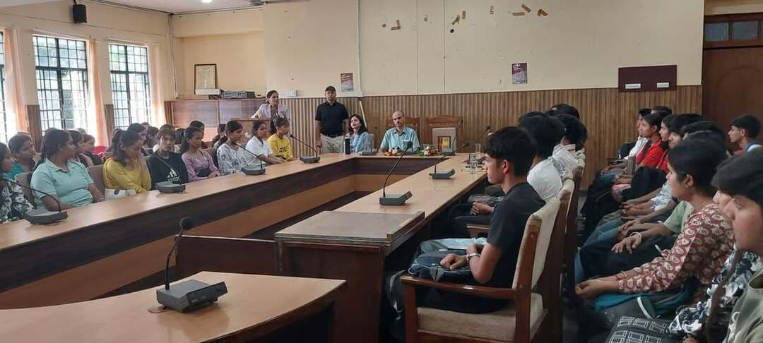 सॉफ्ट स्किल्स रोजगार प्राप्त करने और व्यावसायिक सफलता के लिए आवश्यक: डॉ. शिवानी बारवाल
जोगिंदर नगर, सुनील कुमार।
राजीव गांधी स्मारक राजकीय महाविद्यालय जोगिंदर नगर में करियर काउंसलिंग एवं प्लेसमेंट सेल के सौजन्य से विद्यार्थियों को व्यावहारिक जीवन एवं रोजगार की आवश्यकताओं के लिए तैयार करने के उद्देश्य से एक विशेष व्याख्यान का आयोजन किया गया। कार्यक्रम में प्रसिद्ध सॉफ्ट स्किल्स ट्रेनर डॉ. शिवानी बरवाल ने मुख्य वक्ता के रूप में शिरकत की। डॉ शिवानी बरवाल पूर्व में इसी महाविद्यालय की छात्रा रही है।
अपने व्याख्यान में डॉ. शिवानी बरवाल ने विद्यार्थियों को संबोधित करते हुए सॉफ्ट स्किल्स के महत्व पर प्रकाश डाला। उन्होंने कहा कि शिक्षा पूरी करने के बाद रोजगार प्राप्त करने के साथ-साथ कार्यक्षेत्र में सफलता और निरंतर प्रगति के लिए सॉफ्ट स्किल्स का विकास अत्यंत आवश्यक है। उन्होंने विद्यार्थियों को संचार कौशल, व्यक्तित्व विकास, आत्मविश्वास, टीमवर्क तथा अन्य महत्वपूर्ण सॉफ्ट स्किल्स के विभिन्न पहलुओं की जानकारी प्रदान की। साथ ही, उन्होंने विद्यार्थियों को अपने व्यक्तित्व को निखारने और भविष्य की व्यावसायिक चुनौतियों का आत्मविश्वास के साथ सामना करने के लिए प्रेरित किया।
कार्यक्रम में महाविद्यालय के कार्यकारी प्राचार्य डॉ. दीपक मोहन बतौर मुख्य अतिथि उपस्थित रहे। उन्होंने इस प्रकार के व्याख्यानों को विद्यार्थियों के सर्वांगीण विकास एवं रोजगारपरक कौशल निर्माण की दिशा में महत्वपूर्ण बताया।
इस अवसर पर करियर काउंसलिंग एवं प्लेसमेंट सेल के सदस्य डॉ. दीप्ति शर्मा, डॉ. श्रवण सिंह, श्री नवीन निश्चल सूद, डॉ. विशाल कुमार, डॉ. अतुल कुमार, प्रो. आरती शर्मा, प्रो. ममता देवी और प्रो बिमला शर्मा सहित महाविद्यालय के विभिन्न संकायों के छात्र उपस्थित रहे।