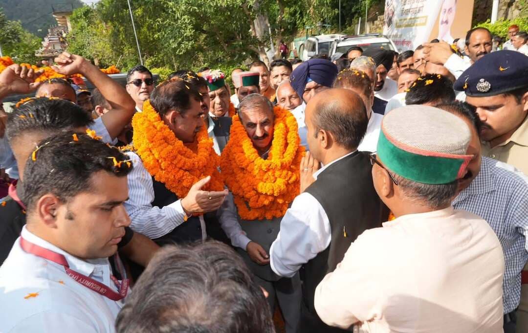 मुख्यमंत्री ठाकुर सुखविन्द्र सिंह सुक्खू का अर्की पहुंचने पर जनता ने किया भव्य स्वागत