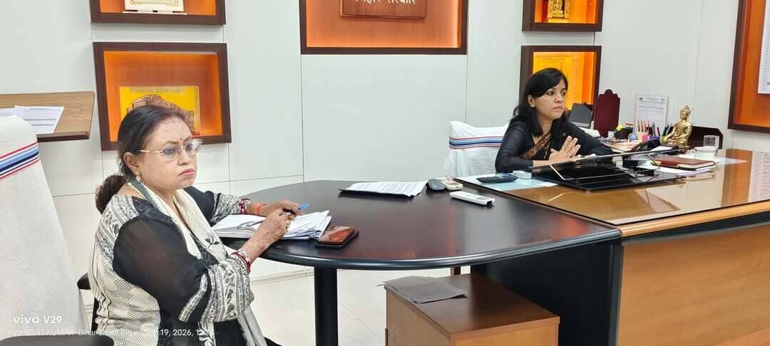 प्रेस विज्ञप्ति
स्थान : नालंदा
दिनांक–19 सितंबर 2026
जिला जनसंपर्क कार्यालय, नालंदा
महिलाओं के लिए वित्तीय आत्मनिर्भरता अत्यंत जरूरी : जिलाधिकारी
• छात्राओं ने जाना प्रशासनिक कार्यप्रणाली, साइबर सुरक्षा और महिला-बालिका सुरक्षा से जुड़ी सेवाओं का संचालन
• गलत के खिलाफ तुरंत उठाएं आवाज, माता-पिता और शिक्षकों को जरूर कराएं अवगत
• डीएम ने जवाहर कन्या उच्च विद्यालय की छात्राओं से किया सीधा संवाद
• छात्राओं को समय की बर्बादी (जैसे सोशल मीडिया पर रील देखना) से बचकर शिक्षा व कौशल पर ध्यान केंद्रित करने की सलाह
बिहारशरीफ:‘बेटी बचाओ बेटी पढ़ाओ’ योजना के अंतर्गत नालंदा की जिलाधिकारी श्रीमती उदिता सिंह ने अपने कार्यालय कक्ष में जवाहर कन्या उच्च विद्यालय, झींगनगर की छात्राओं के साथ प्रेरक एवं संवादात्मक बैठक की।
कार्यक्रम का उद्देश्य छात्राओं को प्रशासनिक कार्यप्रणाली एवं विभिन्न सरकारी सेवाओं की जानकारी देने के साथ-साथ उन्हें लक्ष्य निर्धारण, साइबर सुरक्षा, आत्मनिर्भरता तथा किसी भी प्रकार के अन्याय के विरुद्ध आवाज उठाने के लिए जागरूक एवं प्रेरित करना था।
छात्राओं को कराया गया प्रशासनिक कार्यालयों का एक्सपोजर विजिट:-
छात्राओं को व्यावहारिक जानकारी प्रदान करने के उद्देश्य से विभिन्न महत्वपूर्ण प्रशासनिक कार्यालयों का भ्रमण कराया गया। इस दौरान उन्हें संबंधित कार्यालयों द्वारा नागरिकों, महिलाओं एवं बालिकाओं को उपलब्ध कराई जा रही सेवाओं एवं सहायता प्रणालियों की जानकारी दी गई।
वन स्टॉप सेंटर: छात्राओं को वन स्टॉप सेंटर की कार्यप्रणाली से अवगत कराया गया। उन्हें बताया गया कि हिंसा अथवा किसी संकट की स्थिति में पीड़ित महिलाओं एवं बालिकाओं को एक ही स्थान पर चिकित्सीय सहायता, कानूनी सहायता, पुलिस सहायता एवं मनो-सामाजिक परामर्श उपलब्ध कराया जाता है। आवश्यकता पड़ने पर केंद्र के माध्यम से अस्थायी आवासन की सुविधा भी प्रदान की जाती है।
आईसीसीसी (Integrated Command and Control Centre): छात्राओं को शहर की आधुनिक सुरक्षा एवं डिजिटल निगरानी प्रणाली के बारे में जानकारी दी गई। उन्हें बताया गया कि शहर में स्थापित 491 कैमरों के माध्यम से विभिन्न क्षेत्रों की लाइव निगरानी की जाती है। इसके अलावा 15 प्रमुख स्थानों पर Public Address System तथा 10 प्रमुख स्थानों पर Emergency Call Box की व्यवस्था के बारे में भी जानकारी दी गई। छात्राओं को बताया गया कि Emergency Call Box में उपलब्ध हेल्प बटन के माध्यम से आवश्यकता पड़ने पर तत्काल सहायता प्राप्त की जा सकती है।
जिला लोक शिकायत निवारण कार्यालय:- छात्राओं को जिला लोक शिकायत निवारण कार्यालय की कार्यप्रणाली एवं आम नागरिकों के लिए इसकी उपयोगिता के बारे में जानकारी दी गई। उन्हें बताया गया कि बिजली, पानी, सड़क, राशन, छात्रवृत्ति सहित विभिन्न सरकारी सेवाओं एवं योजनाओं से संबंधित समस्याओं के समाधान के लिए नागरिक परिवाद दर्ज करा सकते हैं तथा निर्धारित प्रक्रिया एवं समय-सीमा के अंतर्गत उनकी सुनवाई की जाती है।
डीएम ने छात्राओं को दिया लक्ष्य निर्धारण एवं आत्मनिर्भरता का संदेश
एक्सपोजर विजिट के बाद जिलाधिकारी श्रीमती उदिता सिंह के साथ छात्राओं का सीधा संवाद आयोजित किया गया। कार्यक्रम की शुरुआत छात्राओं के परिचय एवं उनके भविष्य के लक्ष्यों को जानने के साथ हुई। छात्राओं ने भ्रमण के दौरान प्राप्त अनुभवों को साझा करते हुए इसे ज्ञानवर्धक एवं प्रेरणादायक बताया।
जिलाधिकारी ने छात्राओं का मार्गदर्शन करते हुए कहा कि जीवन में सफलता के लिए सबसे पहले अपने लक्ष्य को स्पष्ट रूप से निर्धारित करना आवश्यक है। लक्ष्य प्राप्त करने के लिए सही दिशा एवं निरंतर प्रयास जरूरी है। उन्होंने छात्राओं को पढ़ाई पर एकाग्रता बनाए रखने की सलाह देते हुए सोशल मीडिया पर अनावश्यक रूप से रील देखने जैसी आदतों से बचने को कहा, ताकि उनका समय एवं ऊर्जा सकारात्मक दिशा में उपयोग हो सके।
उन्होंने छात्राओं को जीवन में ऊंचे लक्ष्य निर्धारित करने तथा वित्तीय रूप से आत्मनिर्भर बनने के लिए प्रेरित किया। उन्होंने कहा कि शिक्षा एवं कौशल के माध्यम से आत्मनिर्भर बनना प्रत्येक बालिका के उज्ज्वल भविष्य के लिए महत्वपूर्ण है।
साइबर सुरक्षा के प्रति किया जागरूक
डीएम ने छात्राओं को साइबर सुरक्षा एवं ऑनलाइन धोखाधड़ी से बचाव के विभिन्न पहलुओं की जानकारी दी। उन्होंने छात्राओं से स्वयं जागरूक रहने तथा अपने परिवार एवं आसपास के लोगों को भी साइबर सुरक्षा के प्रति जागरूक करने का आह्वान किया।
उन्होंने छात्राओं को संदेश दिया कि किसी भी प्रकार के अन्याय, उत्पीड़न अथवा गलत व्यवहार को चुपचाप सहन नहीं करना चाहिए, बल्कि उचित माध्यम से उसके विरुद्ध आवाज उठानी चाहिए।
आपात स्थिति में हेल्पलाइन नंबरों की दी जानकारी
छात्राओं को आपात स्थिति में सहायता प्राप्त करने के लिए महत्वपूर्ण हेल्पलाइन नंबरों की जानकारी दी गई। उन्हें बताया गया कि किसी अप्रिय घटना अथवा संकट की स्थिति में वे अपने अभिभावक एवं शिक्षकों को तत्काल सूचित करने के साथ-साथ 181 (महिला हेल्पलाइन), 112 (आपातकालीन सेवा) एवं 1098 (चाइल्ड हेल्पलाइन) पर भी संपर्क कर सकती हैं।
जिलाधिकारी ने छात्राओं को आश्वस्त किया कि किसी भी प्रकार की समस्या अथवा संकट की स्थिति में प्रशासन द्वारा आवश्यक सहायता एवं कार्रवाई सुनिश्चित की जाएगी।
कार्यक्रम के अंत में जिलाधिकारी ने सभी छात्राओं को उनके उज्ज्वल भविष्य के लिए शुभकामनाएँ दीं तथा उन्हें निरंतर मेहनत, आत्मविश्वास एवं सकारात्मक सोच के साथ आगे बढ़ने के लिए प्रेरित किया।
इस अवसर पर जिला प्रोग्राम पदाधिकारी (ICDS) श्रीमती अर्चना कुमारी, जिला परियोजना प्रबंधक श्री कैलाश कुमार साहू, जिला मिशन समन्वयक श्री राजीव कुमार, मनो-सामाजिक परामर्शी श्रीमती सिम्पी, विद्यालय की शिक्षिका श्रीमती संजू कुमारी सहित छात्राएं अंतरा, दिव्यांशी, सोनम, सिमरन, रानी, मारिश, अनुष्का, करिश्मा, अंशु आदि उपस्थित थीं।
Samrat Choudhary
CMO Bihar
Information & Public Relations Department, Government of Bihar
Press Information Bureau - PIB, Government of India
Bihar Education Department
ICDS Directorate Bihar
Bihar Sharif Nagar Nigam
Social Welfare Department, Government of Bihar
