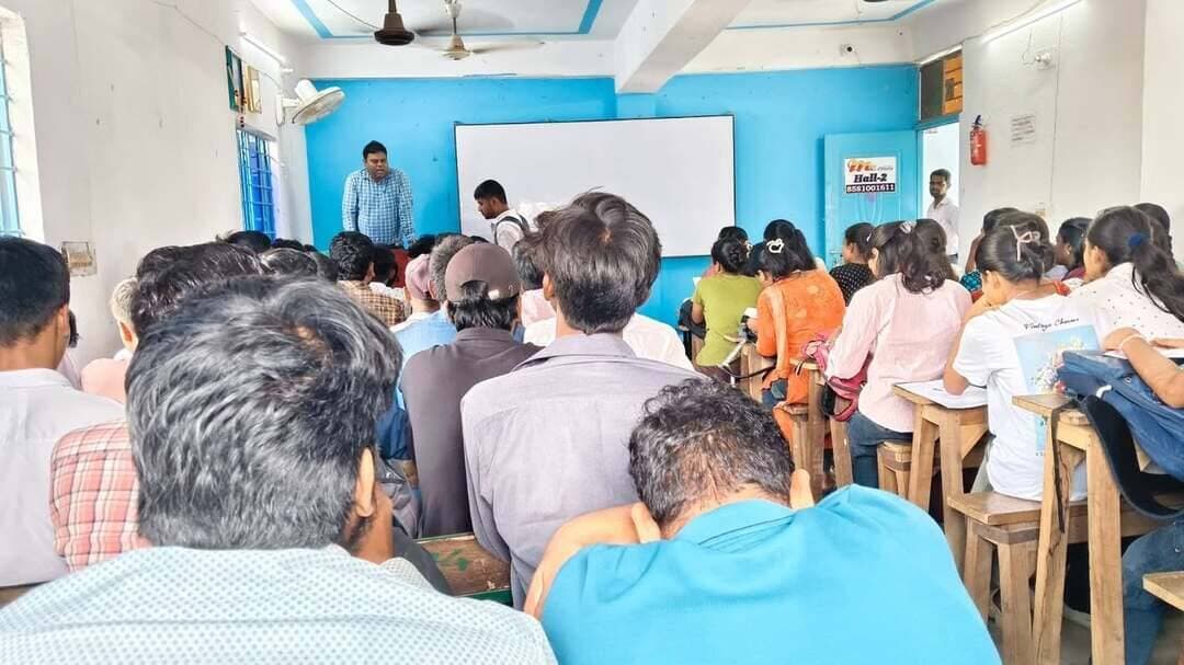 प्रेस विज्ञप्ति
नालंदा।
जिला जनसंपर्क कार्यालय, नालन्दा।
------------------------------------------
जिला निबंधन एवं परामर्श केंद्र द्वारा छात्रों के बीच जागरूकता कार्यक्रम का आयोजन
बिहारशरीफ, नालन्दा दिनांक 19 सितंबर 2026 को जिला निबंधन एवं परामर्श केंद्र, नालंदा के तत्वावधान में M2 कोचिंग में छात्र-छात्राओं के लिए जागरूकता सह काउंसलिंग कार्यक्रम का आयोजन किया गया।
कार्यक्रम में कुल 46 छात्र-छात्राओं ने भाग लिया।
कार्यक्रम के दौरान सहायक प्रबंधक अनूप आनंद द्वारा छात्र-छात्राओं को राज्य सरकार की विभिन्न कल्याणकारी एवं रोजगारपरक योजनाओं की विस्तृत जानकारी दी गई। इनमें बिहार स्टूडेंट क्रेडिट कार्ड योजना, कुशल युवा कार्यक्रम, मुख्यमंत्री निश्चय स्वयं सहायता भत्ता योजना एवं मुख्यमंत्री प्रतिज्ञा योजना प्रमुख रूप से शामिल थीं।
छात्र-छात्राओं को उक्त योजनाओं के उद्देश्य, पात्रता, मिलने वाले लाभ तथा आवेदन की प्रक्रिया के संबंध में विस्तारपूर्वक जानकारी दी गई। साथ ही, योजनाओं का लाभ प्राप्त करने के लिए आवश्यक प्रक्रिया एवं उपलब्ध सुविधाओं के बारे में भी बताया गया।
कार्यक्रम का उद्देश्य युवाओं को सरकार की विभिन्न योजनाओं के प्रति जागरूक करना तथा उन्हें शिक्षा, कौशल विकास एवं रोजगार के अवसरों से जोड़ना रहा।
Samrat Choudhary
CMO Bihar
Information & Public Relations Department, Government of Bihar
Bihar Education Department