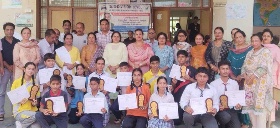 *राजकीय वरिष्ठ माध्यमिक विद्यालय सुजानपुर में उपमंडल स्तरीय बाल विज्ञान सम्मेलन का समापन*
सुजानपुर, 18 सितंबर 2026: राजकीय वरिष्ठ माध्यमिक विद्यालय सुजानपुर में आज उपमंडल स्तरीय बाल विज्ञान सम्मेलन का समापन समारोह आयोजित किया गया। समारोह की मुख्य अतिथि राजकीय वरिष्ठ माध्यमिक विद्यालय की प्रधानाचार्य मंजरी महाजन रहीं। उन्होंने विभिन्न प्रतियोगिताओं में उत्कृष्ट प्रदर्शन करने वाले विद्यार्थियों को स्मृति चिह्न एवं प्रमाण पत्र देकर सम्मानित किया।
इस बाल विज्ञान सम्मेलन में साइंस क्विज , एक्टिविटी कॉर्नर, मॉडल तथा मैथमैटिक्स ओलंपियाड जैसी विभिन्न प्रतियोगिताओं का आयोजन किया गया।
साइंस क्विज प्रतियोगिता के
जूनियर वर्ग में
प्रथम स्थान अदिति शर्मा एवं विहान ठाकुर, M.Sc. सीनियर सेकेंडरी स्कूल सुजानपुर ,द्वितीय स्थान आरूही एवं प्रिंस, पब्लिक मॉडल हाई स्कूल पनोह व
तृतीय स्थान पर अभिनव एवं नैतिक, राजकीय वरिष्ठ माध्यमिक विद्यालय चबूतरा रहे।
साइंस क्विज के सीनियर वर्ग में प्रथम स्थान पर खुशी एवं अयान, पब्लिक मॉडल हाई स्कूल पनोह, चौरी ,
द्वितीय स्थान पर विराज एवं महक, M.Sc. सीनियर सेकेंडरी स्कूल सुजानपुर व
तृतीय स्थान पर अनुराधा धीमान एवं अंशिका, शिशु निकेतन नर्सरी स्कूल सुजानपुर रहे। साइंस क्विज के सीनियर सेकेंडरी वर्ग में
प्रथम स्थान पर मेहुल एवं रिद्धिमा, M.Sc. सीनियर सेकेंडरी पब्लिक स्कूल सुजानपुर ,द्वितीय स्थान पर सोनल एवं अपूर्वा, राजकीय वरिष्ठ माध्यमिक विद्यालय जंगल बैरी व
तृतीय स्थान पर कनिका एवं तमन्ना, राजकीय वरिष्ठ माध्यमिक विद्यालय जंदरू रही।
साइंस एक्टिविटी कॉर्नर के
जूनियर वर्ग में
प्रथम स्थान पर लवनया, पब्लिक मॉडल हाई स्कूल चौरी , द्वितीय स्थान पर रिहान, राजकीय हाई स्कूल चमियाना व
तृतीय स्थान पर आयुष, राजकीय वरिष्ठ माध्यमिक विद्यालय चौरी रहे। सीनियर वर्ग में प्रथम स्थान पर अर्नव चंदेल, राजकीय वरिष्ठ माध्यमिक विद्यालय चौरी ,
द्वितीय स्थान पर आशना, राजकीय कन्या हाई स्कूल सुजानपुर व
तृतीय स्थान पर इशिका ठाकुर, पब्लिक मॉडल स्कूल पनोह रही। सीनियर सेकेंडरी वर्ग में प्रथम स्थान पर कृष्टी राणा, M.Sc. सीनियर सेकेंडरी स्कूल सुजानपुर ,द्वितीय स्थान पर श्रुतिका, राजकीय वरिष्ठ माध्यमिक विद्यालय बीर बगेहड़ा व तृतीय स्थान पर रिया, राजकीय वरिष्ठ माध्यमिक विद्यालय सुजानपुर रही। मैथमैटिक्स ओलंपियाड के परिणाम
जूनियर वर्ग में
प्रथम, शानवी मनकोटिया, शिशु निकेतन नर्सरी स्कूल सुजानपुर, द्वितीय अभिमन्यु ठाकुर, पब्लिक मॉडल हाई स्कूल पनोह व
तृतीय ,अनमोल, राजकीय मिडिल स्कूल नलाही रहे।
सीनियर वर्ग में
प्रथम , आदित्य चौहान, शिशु निकेतन सीनियर सेकेंडरी स्कूल सुजानपुर ,
द्वितीय , साहिल ठाकुर, पब्लिक मॉडल हाई स्कूल पनोह व
तृतीय , समर्थ गुप्ता, M.Sc. सीनियर सेकेंडरी स्कूल सुजानपुर रहे। सीनियर सेकेंडरी वर्ग में
प्रथम कुशल, हिमाचल पब्लिक सीनियर सेकेंडरी स्कूल सुजानपुर ,
द्वितीय, जिगर, राजकीय वरिष्ठ माध्यमिक विद्यालय चौरी व
तृतीय वंशिका डडवाल, शिशु निकेतन नर्सरी स्कूल सुजानपुर रही।
साइंस मॉडल प्रतियोगिता के
जूनियर वर्ग के बेस्ट मॉडल में
शिवम ,राजकीय वरिष्ठ माध्यमिक विद्यालय रंगड़,
अनवी , राजकीय वरिष्ठ माध्यमिक विद्यालय चौरी व
दिव्यांशी ठाकुर, डीएवी गुब्बर रहे । सीनियर वर्ग में
धीरज राणा ,राजकीय वरिष्ठ माध्यमिक विद्यालय जंगल बैरी ,श्रीकृष्टि न्यू मॉडल पब्लिक स्कूल कक्कड़ व
अमृत भारद्वाज ,शिशु निकेतन स्कूल सुजानपुर बैस्ट तीन मॉडल में रहे ।
समापन समारोह में मुख्य अतिथि ने विद्यार्थियों की वैज्ञानिक सोच, रचनात्मकता एवं प्रतिभा की सराहना की तथा विज्ञान के क्षेत्र में आगे बढ़ने के लिए प्रेरित किया। विज्ञान सम्मेलन का समापन विद्यार्थियों एवं शिक्षकों के उत्साहपूर्ण सहभागिता के साथ हुआ।
