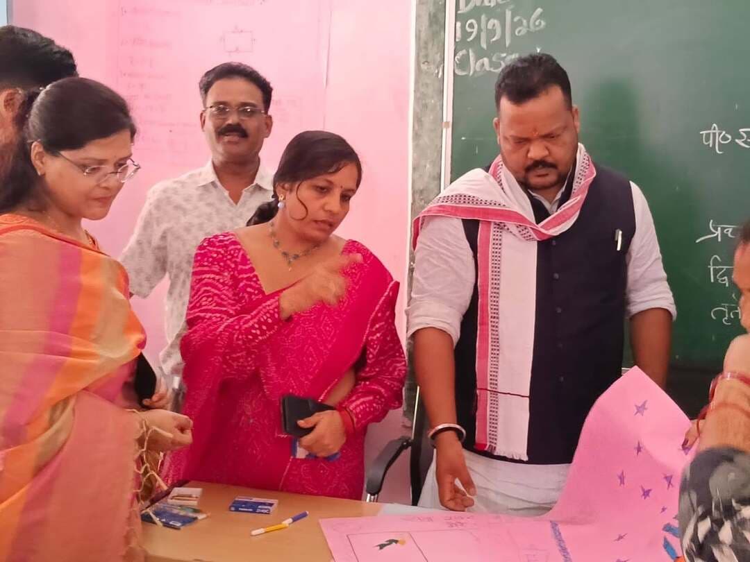 विधायक श्री शरद कोल की उपस्थिति में ब्यौहारी विधानसभा क्षेत्र के भोलाहरा हायर सेकेंडरी स्कूल में सेवा संकल्प अभियान के तहत भाषण एवं चित्रकला प्रतियोगिता आयोजित की गई। इस अवसर पर विधायक ने विद्यार्थियों को प्रशस्ति पत्र देकर सम्मानित किया।
#सेवा_संकल्प_अभियान #SevaSankalpAbhiyan #शहडोल #shahdol
