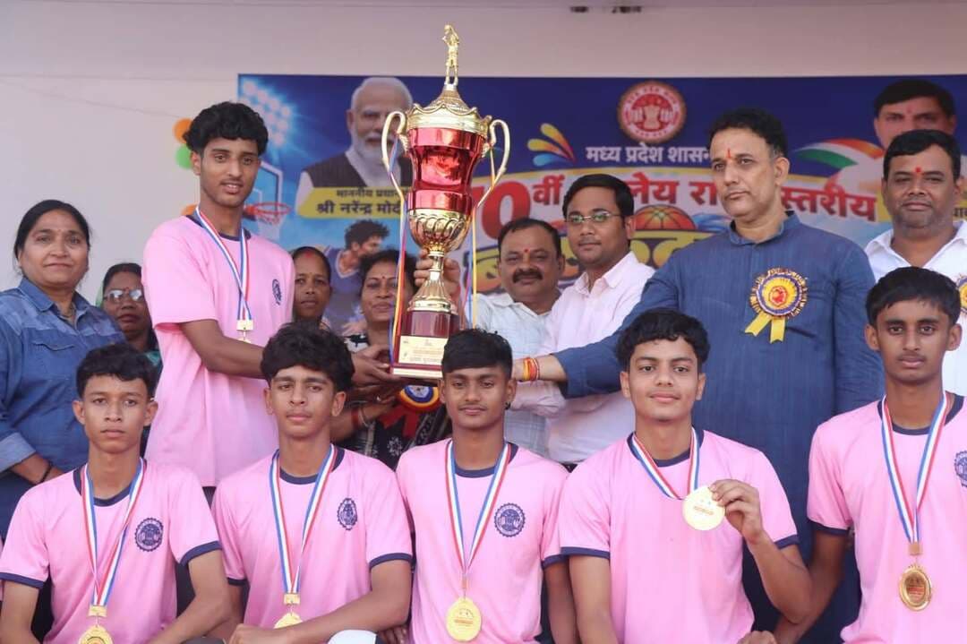 शहडोल में आयोजित 70वीं राज्य स्तरीय बास्केटबॉल प्रतियोगिता के फाइनल मुकाबले में बालक वर्ग में जबलपुर संभाग की टीम एवं बालिका वर्ग में इंदौर संभाग की टीम विजेता हुई।
इस अवसर पर जनप्रतिनिधियों एवं अधिकारियों ने विजेता एवं उप विजेता टीम के खिलाड़ियों को फील्ड एवं प्रशस्ति पत्र देकर सम्मानित किया।
#शहडोल #shahdol Jansampark Madhya Pradesh