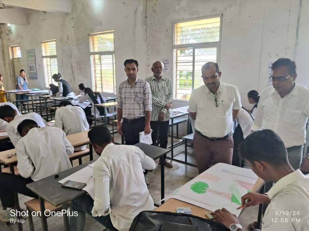सेवा संकल्प अभियान के तहत आज शासकीय पॉलिटेक्निक कॉलेज शहडोल में अनकही कहानियाँ कार्यक्रम के अवसर पर चित्रकला प्रतियोगिता, नुक्कड़ नाटक सहित अन्य गतिविधियां आयोजित की गई।
इस अवसर पर संयुक्त आयुक्त विकास श्री मुद्रिका सिंह, जन अभियान परिषद के जिला समन्वयक श्री विवेक पांडे, योजना अधिकारी डीके अहिरवार, शासकीय पॉलिटेक्निक कॉलेज के प्राचार्य श्री भूपेंद्र मिश्रा पार्षद श्री संतोष रावत सहित अन्य लोग मौजूद रहे।
#सेवा_संकल्प_अभियान #SevaSankalpAbhiyan #शहडोल #shahdol