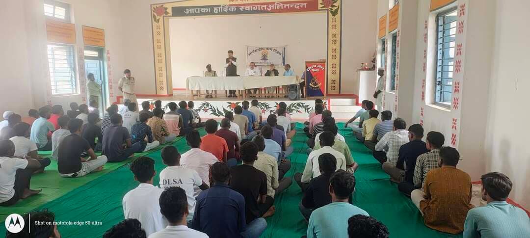 *प्रधान जिला एवं सत्र न्यायाधीश ने किया जिला जेल पन्ना का त्रैमासिक निरीक्षण, विधिक साक्षरता शिविर भी लगाया*
______
शनिवार को प्रधान जिला एवं सत्र न्यायाधीश सह अध्यक्ष जिला विधिक सेवा प्राधिकरण शरत चन्द्र सक्सेना द्वारा जिला जेल पन्ना का त्रैमासिक निरीक्षण किया गया। जेल निरीक्षण के दौरान विधिक साक्षरता शिविर भी लगाया गया। इस दौरान जेल में निरुद्ध बंदियों को उपलब्ध कराई जा रही मूलभूत सुविधाओं, स्वास्थ्य सेवाओं तथा उनके प्रकरणों की स्थिति का जायजा लिया गया। इस मौके पर विशेष जिला न्यायाधीश पॉक्सो एक्ट अरविंद कुमार शर्मा, मुख्य न्यायिक दंडाधिकारी रीतिका पाठक, सचिव जिला विधिक सेवा प्राधिकरण राजकुमार गौड़ एवं जिला विधिक सहायता अधिकारी अतुल सेन उपस्थित रहे। निरीक्षण के दौरान प्रधान जिला एवं सत्र न्यायाधीश द्वारा जिला जेल में बंदियों को उपलब्ध कराई जा रही भोजन, पेयजल, स्वच्छता एवं अन्य आवश्यक सुविधाओं का निरीक्षण किया गया। साथ ही बंदियों के स्वास्थ्य को ध्यान में रखते हुए जेल में उपलब्ध दवाइयों एवं चिकित्सा सुविधाओं की भी जानकारी ली गई। उन्होंने बंदियों से प्रत्यक्ष संवाद कर उनके विचाराधीन एवं निराकृत प्रकरणों की स्थिति, न्यायालयीन कार्यवाही, अधिवक्ताओं की उपलब्धता तथा विधिक सहायता के संबंध में जानकारी प्राप्त की, जिन बंदियों को अपने प्रकरणों में विधिक सहायता की आवश्यकता थी, उनके संबंध में आवश्यक जानकारी लेकर संबंधित अधिकारियों को उचित कार्रवाई के निर्देश दिए गए। निरीक्षण के दौरान बंदियों से उनकी व्यक्तिगत एवं सामूहिक समस्याओं के संबंध में भी चर्चा की गई। बंदियों द्वारा बताई गई समस्याओं को गंभीरता से सुनते हुए उनके यथासंभव शीघ्र निराकरण के लिए संबंधित अधिकारियों को आवश्यक दिशा निर्देश जारी किए गए।
निरीक्षण के साथ आयोजित विधिक साक्षरता शिविर में विशेष न्यायाधीश द्वारा बंदियों को उनके कानूनी अधिकारों, निःशुल्क विधिक सहायता, अपील एवं जमानत संबंधी प्रावधानों तथा न्यायिक प्रक्रिया के संबंध में जानकारी प्रदान की गई। बंदियों को अपने अधिकारों एवं कर्तव्यों के प्रति जागरूक रहने तथा जेल प्रशासन द्वारा उपलब्ध कराई जा रही सुविधाओं का उचित उपयोग करने के लिए प्रेरित किया गया। निरीक्षण एवं साक्षरता शिविर के दौरान जिला जेल अधीक्षक गणेश प्रसाद सिंह सहित जेल के कर्मचारीगण भी उपस्थित रहे।