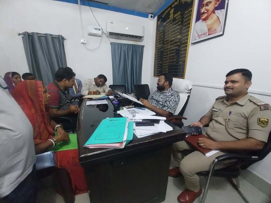 शनिवार को जनता दरबारः बरौनी आंचल कार्यालय में CO हेमंत अंकुर ने की जन-सुनवाई, 2 मामलों का हुआ निष्पादन
संवाददाता मुकेश कुमार बीहट
शनिवार को बरौनी प्रखंड अंचल कार्यालय में अंचलाधिकारी (CO) हेमंत अंकुर की अध्यक्षता में जनता दरबार का आयोजन किया गया। इस जन-सुनवाई में भूमि विवाद से जुड़े विभिन्न मामलों पर त्वरित कार्रवाई की गई। बैठक के दौरान कुल दो निष्पादन किया गया, जबकि दो नए आवेदन भी प्राप्त हुए जिन्हें जांच के लिए दर्ज कर लिया गया है।
मामलों के निष्पादन की प्रक्रिया पर जानकारी देते हुए अंचलाधिकारी हेमंत अंकुर ने बताया कि जनता दरबार में प्राप्त आवेदनों के कागजातों की निष्पक्ष जांच की जाती है। इसके उपरांत राजस्व कर्मचारियों की रिपोर्ट और मौका-ए-वारदात (भूमि स्थल) पर जाकर भौतिक सत्यापन करने के बाद ही किसी मामले का अंतिम निष्पादन किया जाता राजवाड़ा दुर्गा पूजा को लेकर विवाद सुलझाने की पहल जनता दरबार में पहला प्रमुख मामला राजवाड़ा का सामने आया, जिसमें वादी शत्रुघ्न सिंह और प्रतिवादी दीपक कुमार मिश्रा, पंकज कुमार, सुनील राय तथा राजवाड़ा ग्रामीण शामिल थे।अंचलाधिकारी ने बताया कि राजवाड़ा दुर्गा स्थान पर आगामी दुर्गा पूजा की तैयारियों के बीच दोनों पक्षों में मनमुटाव की सूचना मिली थी। इस पर संज्ञान लेते हुए CO ने दोनों पक्षों के साथ बात की और स्पष्ट निर्देश दिया कि आगामी पर्व को सौहार्दपूर्ण माहौल में मनाएं तथा शांति व्यवस्था बनाए रखें ताकि किसी प्रकार का विवाद उत्पन्न न हो।अन्य मामले और उपस्थित अधिकारी दूसरा मामला वादी अमित कुमार एवं प्रतिवादी नवीन सिंह (ग्राम- सबौरा) के बीच का था, जिस पर भी विधि-सम्मत चर्चा की गई।इस जनता दरबार में प्रशासनिक व पुलिस महकमे के कई अधिकारी मौजूद रहे। मौके पर एफसीआई थाना अध्यक्ष सुबोध कुमार, रिफाइनरी थाना अध्यक्ष सुभाष कुमार, गरारा थाना के एएसआई, राजस्व कर्मचारी राहुल राय जनता दरबार में प्रशासनिक व पुलिस महकमे के कई अधिकारी मौजूद रहे। मौके पर एफसीआई थाना अध्यक्ष सुबोध कुमार, रिफाइनरी थाना अध्यक्ष सुभाष कुमार, राजस्व कर्मचारी राहुल कुमार, चंदन कुमार व सोनू कुमार तथा डेटा ऑपरेटर संतोष कुमार मुख्य रूप से उपस्थित थे