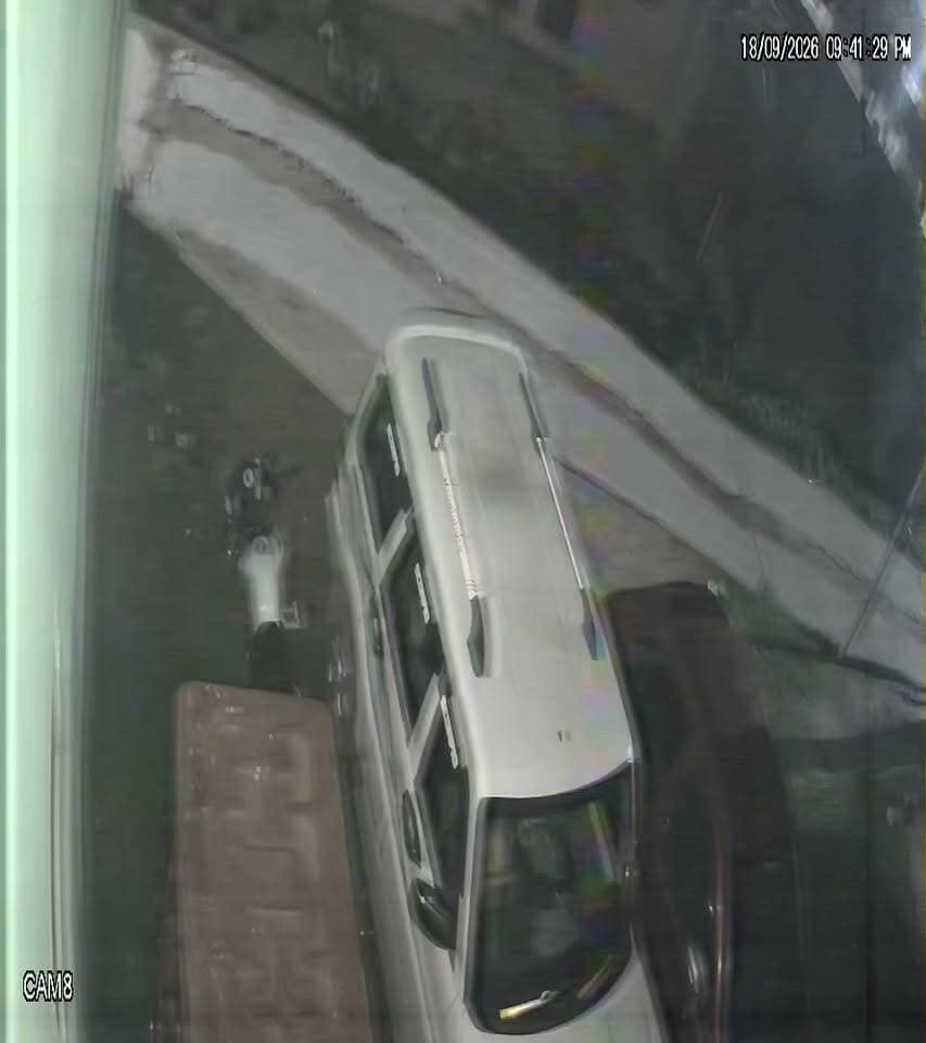 लखमिनियां गोलीकांड में एक आरोपित गिरफ्तार, 15 लाख की सुपारी देने का पुलिस का दावा
वार्ड पार्षद के पति समेत दो को लगी थी गोली, पुरानी रंजिश में हत्या की साजिश का आरोप
बलिया/बेगूसराय ()। बलिया थाना क्षेत्र के लखमिनियां में 18 सितंबर की देर रात हुई गोलीबारी के मामले में पुलिस ने त्वरित कार्रवाई करते हुए एक नामजद आरोपित को गिरफ्तार किया है। पुलिस के अनुसार, गोलीबारी की घटना में दो व्यक्ति घायल हुए थे। मामले में हत्या एवं सुपारी देकर हत्या की साजिश से जुड़े आरोपों की जांच की जा रही है।
बेगूसराय पुलिस की ओर से 19 सितंबर को जारी प्रेस विज्ञप्ति के अनुसार, 18 सितंबर की रात करीब 9:45 बजे लखमिनियां निवासी मो. इरशादुज्जमा (41 वर्ष), पिता मो. शमशुज्जमा, अपने साथी मो. साकिर (22 वर्ष), पिता मो. नेमत, के साथ मोटरसाइकिल से घर लौट रहे थे। इसी दौरान मो. अरफराज के घर के समीप पहले से घात लगाए तीन अपराधियों ने दोनों पर ताबड़तोड़ फायरिंग शुरू कर दी। गोलीबारी में इरशादुज्जमा के दाहिने कंधे और बाएं हाथ की अंगुली में गोली लगी, जबकि उनके साथी मो. साकिर के बाएं हाथ की अंगुली में गोली लगी। दोनों घायलों का इलाज बेगूसराय स्थित कल्पना नर्सिंग होम में कराया जा रहा है।
पुलिस के अनुसार, घायल इरशादुज्जमा वार्ड पार्षद प्रतिनिधि के रूप में कार्य करने के साथ अनाज खरीद-बिक्री का कारोबार भी करते हैं। पूछताछ में उनके द्वारा पुलिस को बताया गया कि उन्होंने अपनी निजी जमीन नगर परिषद, बलिया को सड़क निर्माण के लिए दान दी थी। इसी जमीन को लेकर स्थानीय निवासी मो. सहरोज उर्फ जंगली के साथ विवाद चल रहा था।
पुलिस का दावा है कि इसी पुरानी रंजिश के चलते मो. सहरोज उर्फ जंगली, मो. शाहनवाज, मो. अब्दुल और मुन्ना सिंह ने मिलकर इरशादुज्जमा की हत्या की साजिश रची थी। पुलिस के अनुसार, आरोपितों ने कथित तौर पर 15 लाख रुपये की सुपारी डंडारी थाना क्षेत्र के दिलीप यादव तथा कंकौल निवासी मुकेश यादव को दी थी।
घटना के बाद बलिया थाना पुलिस ने घटनास्थल को सुरक्षित कर जांच शुरू की। घायल इरशादुज्जमा का फर्दबयान लिया गया। पुलिस ने घटनास्थल एवं आसपास के इलाकों के सीसीटीवी फुटेज खंगालने की कार्रवाई शुरू कर दी है। वहीं एफएसएल टीम ने घटनास्थल से आवश्यक साक्ष्य भी एकत्र किए हैं।
पुलिस के मुताबिक, मामले में नामजद आरोपितों की गिरफ्तारी के लिए अनुमंडल पुलिस पदाधिकारी बलिया एवं बलिया थाना पुलिस की टीम द्वारा संभावित ठिकानों पर लगातार छापेमारी की जा रही है। इसी क्रम में मुन्ना सिंह (45 वर्ष), पिता स्व. राधाकृष्ण सिंह, निवासी लखमिनियां, थाना बलिया, जिला बेगूसराय को गिरफ्तार किया गया है।
मामले में बलिया थाना कांड संख्या 489/26, दिनांक 19 सितंबर 2026 दर्ज किया गया है। पुलिस ने भारतीय न्याय संहिता की धारा 118(2), 109(1), 61(2), 3(5) तथा आर्म्स एक्ट की धारा 27 के तहत कार्रवाई की है। पुलिस का कहना है कि मामले में अन्य नामजद आरोपितों की गिरफ्तारी और घटना में प्रयुक्त हथियार समेत अन्य साक्ष्यों की बरामदगी के लिए कार्रवाई जारी है।
#BreakingNews #Begusarai #BegusaraiCrime #CrimeNews
CCTV विडियो फुटेज