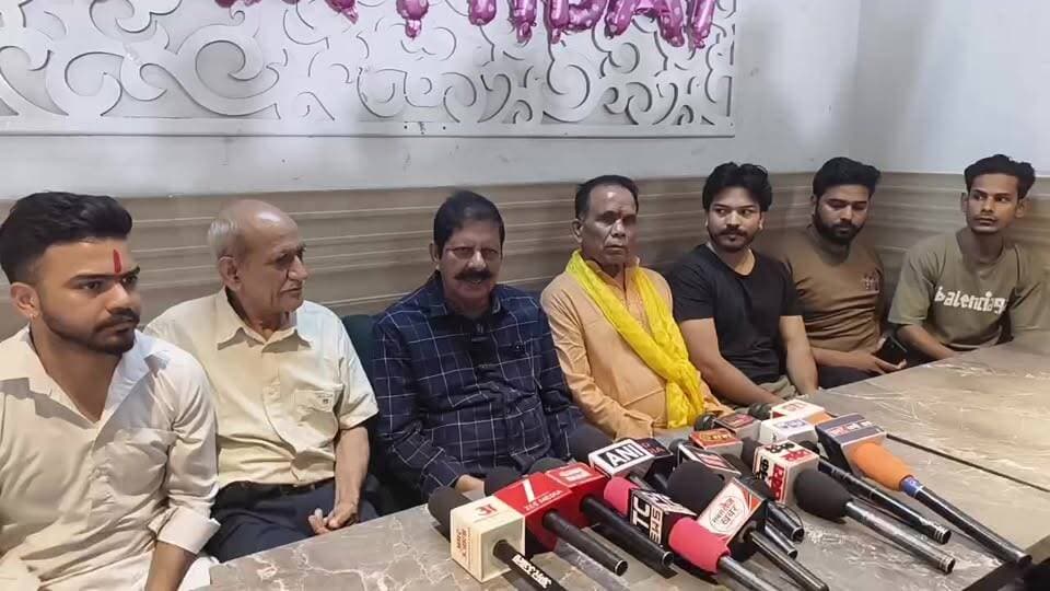 LIVE नाहन:* वामन द्वादशी महोत्सव को लेकर ठाकुरद्वारा रघुनाथ मंदिर ट्रस्ट की प्रेस वार्ता - आगामी कार्यक्रमों की दी जानकारी *